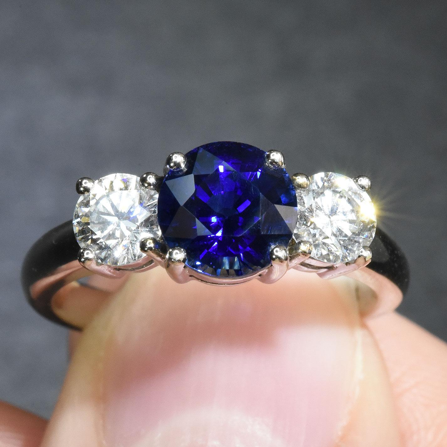 Natürlicher Blauer Saphir Edelstein 2,16 Karat in 18K Weißgold Ring mit Diamanten Damen im Angebot