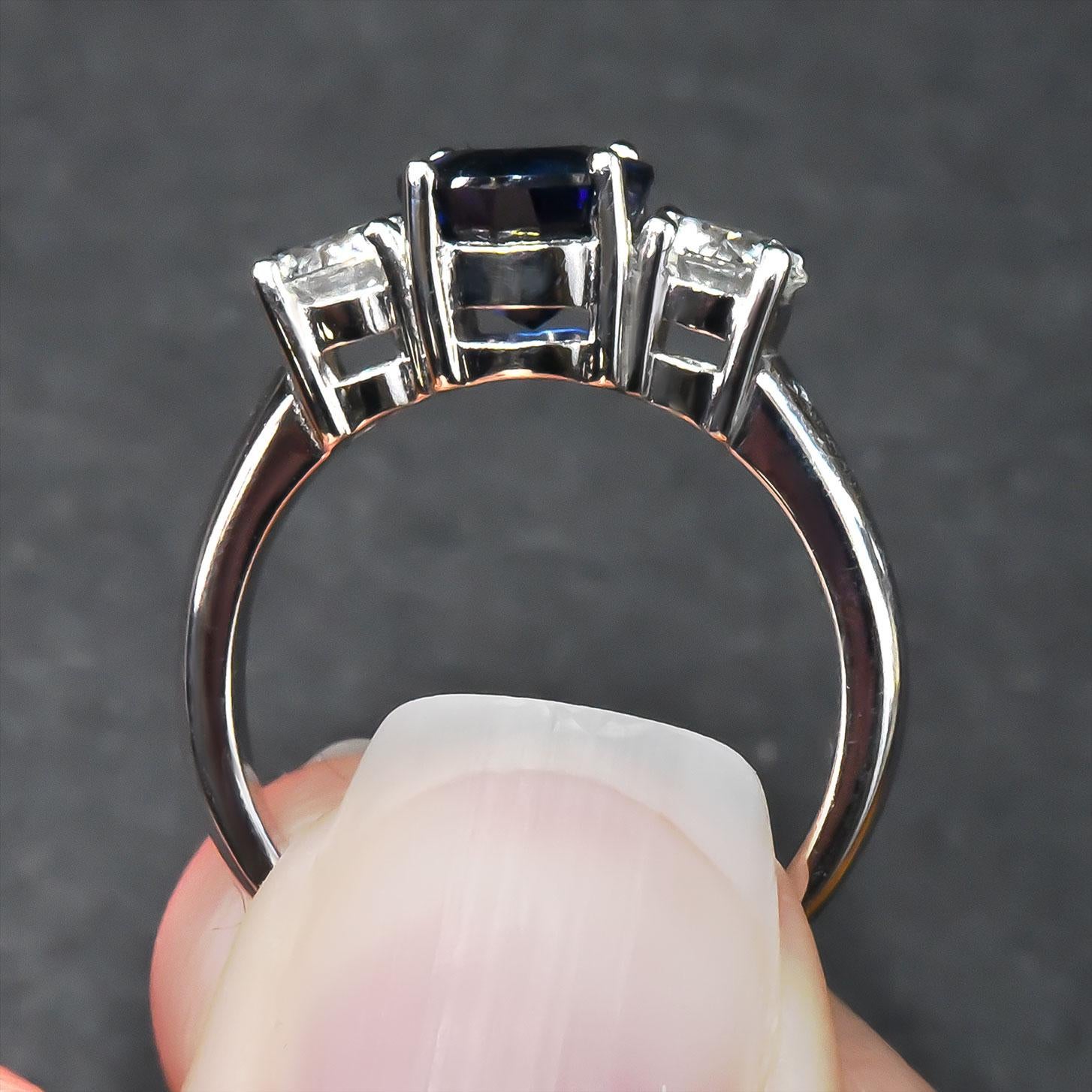 Natürlicher Blauer Saphir Edelstein 2,16 Karat in 18K Weißgold Ring mit Diamanten im Angebot 1