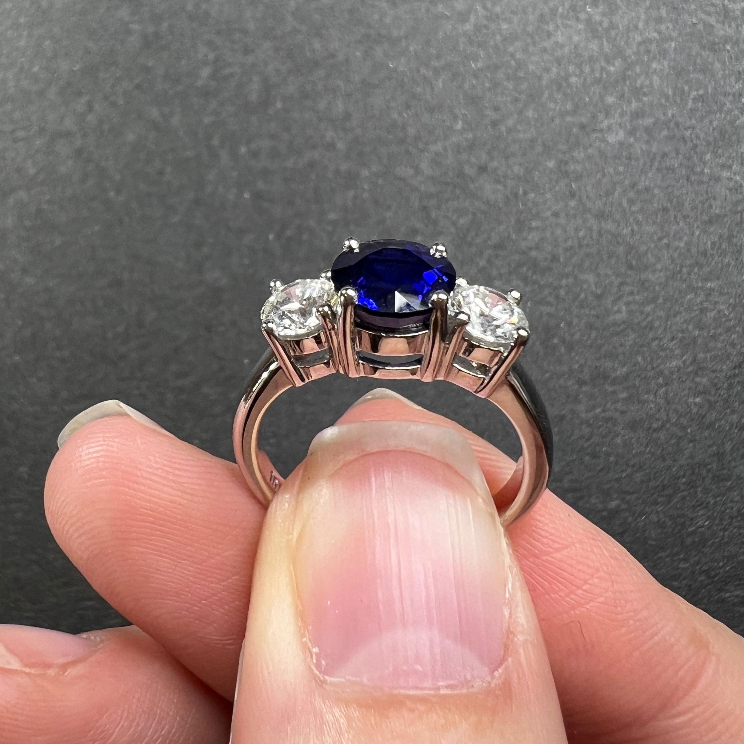 Natürlicher Blauer Saphir Edelstein 2,16 Karat in 18K Weißgold Ring mit Diamanten im Angebot 2