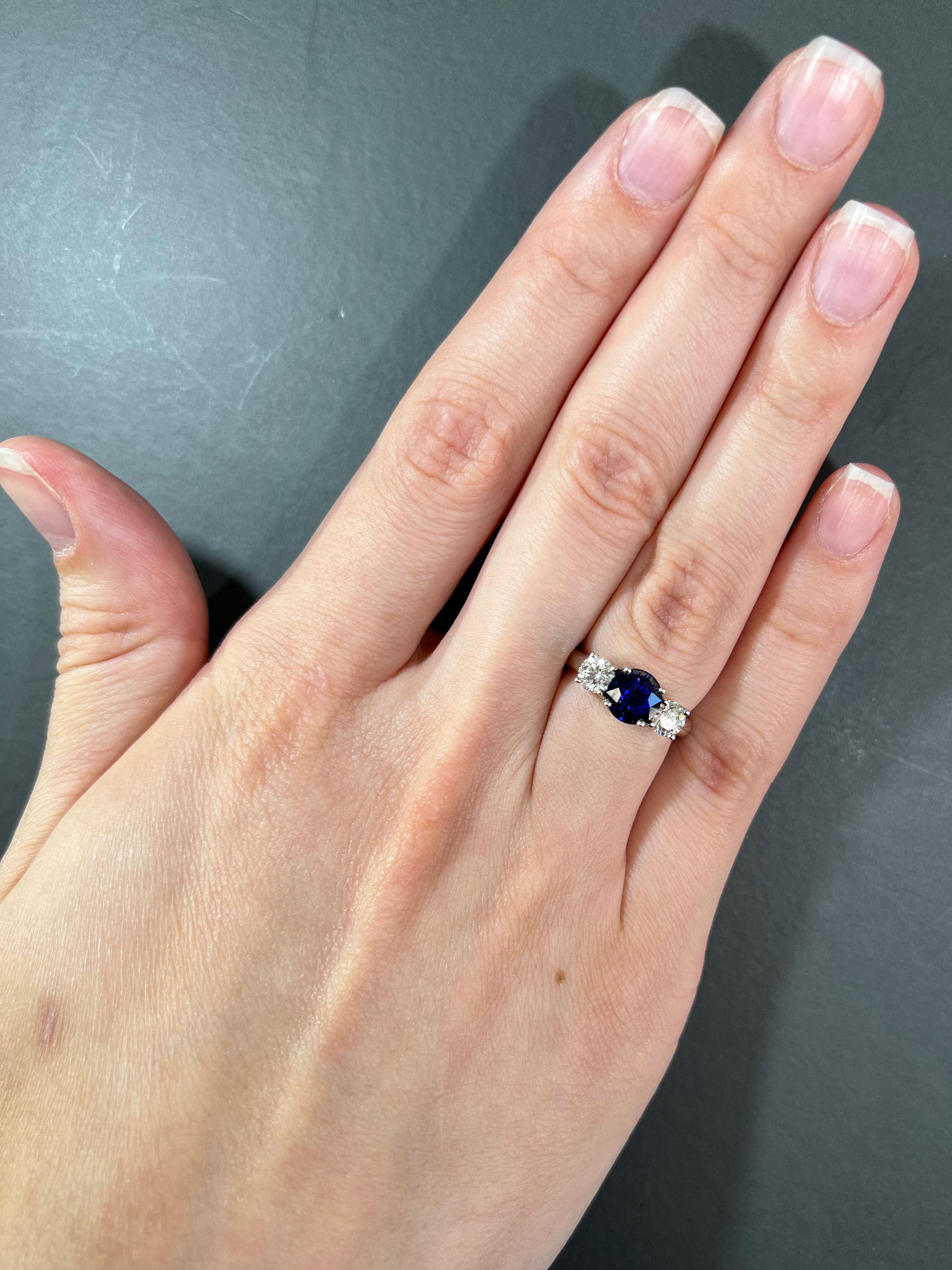 Natürlicher Blauer Saphir Edelstein 2,16 Karat in 18K Weißgold Ring mit Diamanten im Angebot 3