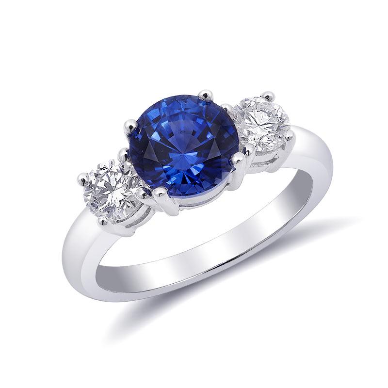 Dieser exquisite Ring zeigt einen atemberaubenden natürlichen blauen Saphir, der in luxuriöses 18-karätiges Weißgold gefasst ist und von schillernden Diamanten akzentuiert wird. Ideal für alle, die klassische Eleganz und zeitlose Schönheit zu