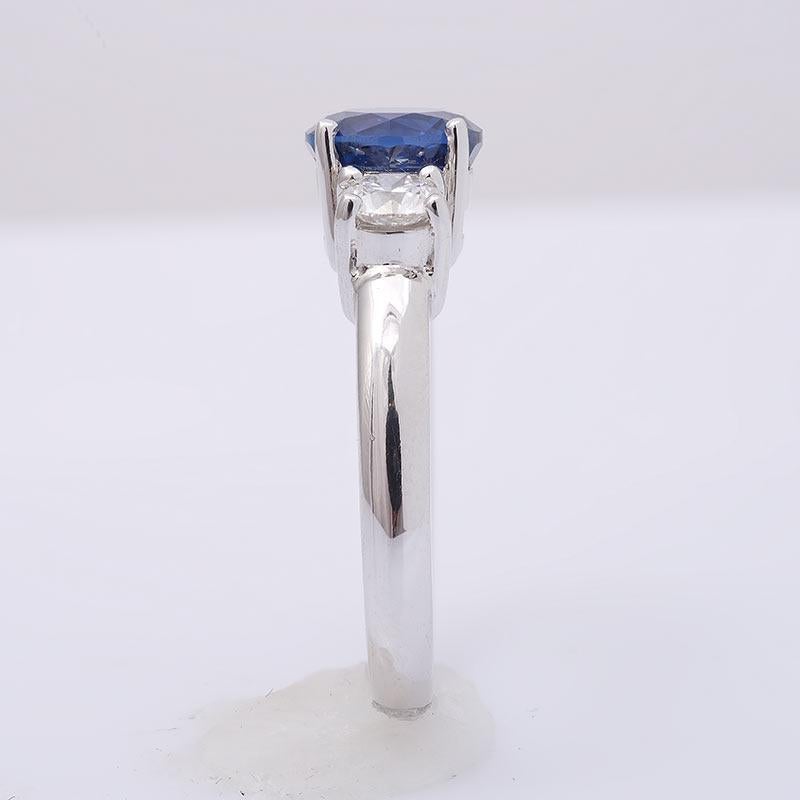 Natürlicher blauer Saphir Edelstein 2,23 cts in 18KWG Ring mit Diamanten / GIA Bericht im Zustand „Neu“ im Angebot in Los Angeles, CA