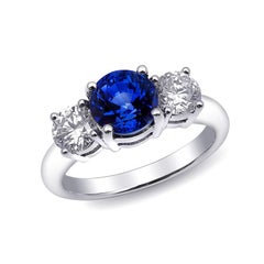 Zafiro Azul Natural Gema 2,27 quilates en Anillo de Oro Blanco de 18 quilates con Diamantes