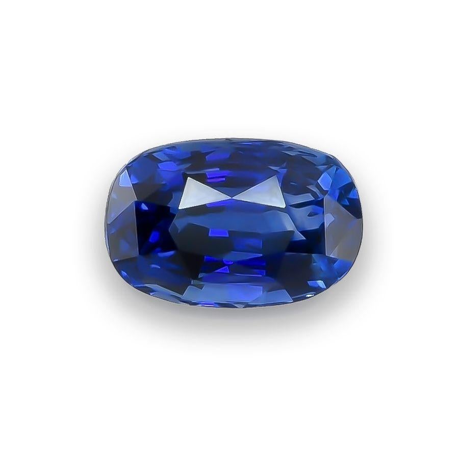 Entdecken Sie die faszinierende Anziehungskraft des natürlichen blauen Saphirs, der in einem wunderschön gearbeiteten Schmuckstück elegant eingefasst ist. Dieser atemberaubende Edelstein, der für seinen tiefblauen Farbton bekannt ist, eignet sich