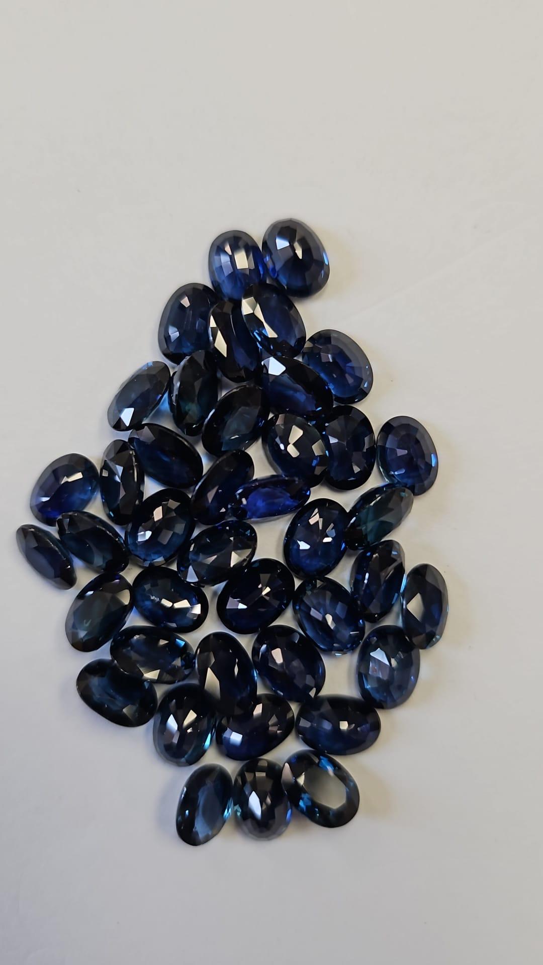 Es handelt sich um minderwertige Saphire, die farblich behandelt wurden, um eine lebendige Farbe zu erhalten.
Einige davon weisen mineralische Tönungen, Farbabweichungen oder andere natürliche Unterschiede auf.
Wunderschöner Kristall mit