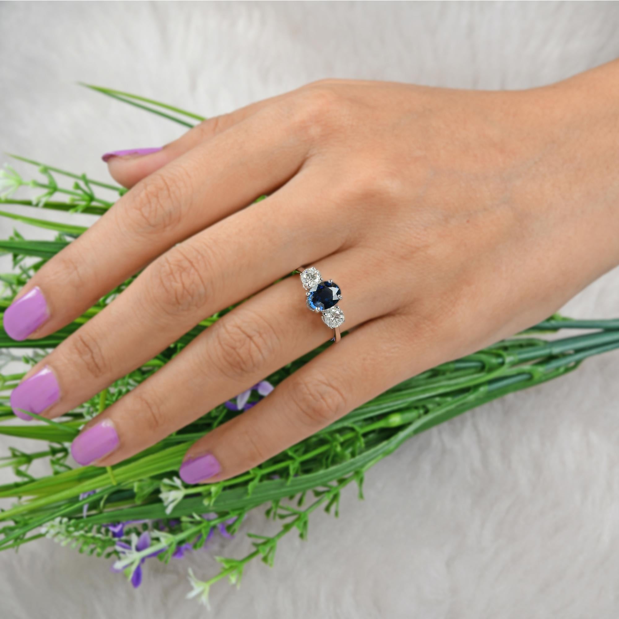 Dieser exquisite Ring aus 18-karätigem Gold ist mit 2,16 Karat blauen Saphiren und 0,83 Karat funkelnden Diamanten besetzt.

Der Ring hat die Größe 7 und kann auf Anfrage größer oder kleiner gemacht werden. FOLLOW SPECTRUM JEWELS Storefront, um die