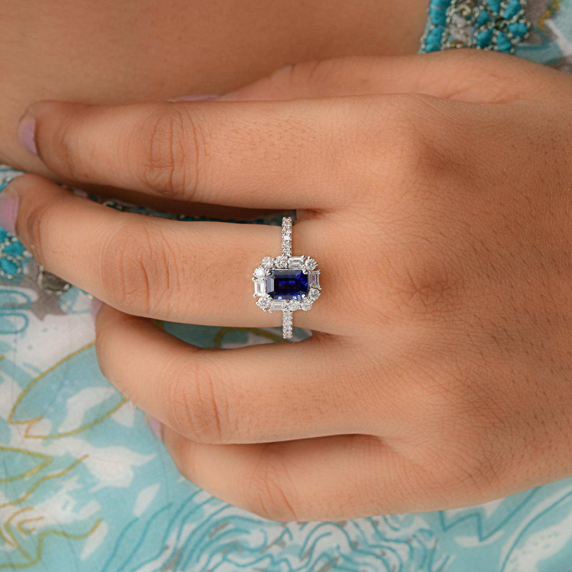 Moderno Anello con gemma di zaffiro blu naturale SI/H Diamond Gioielli in oro bianco 18 carati in vendita