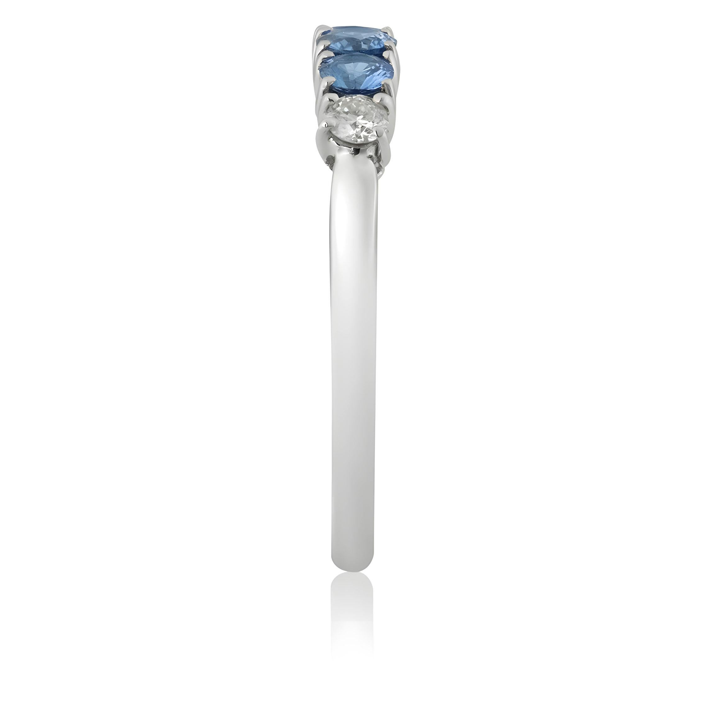 Natural Blue Sapphire Gemstones 0.42 carats in 18K White Gold Ring with Diamonds In New Condition For Sale In Los Angeles, CA