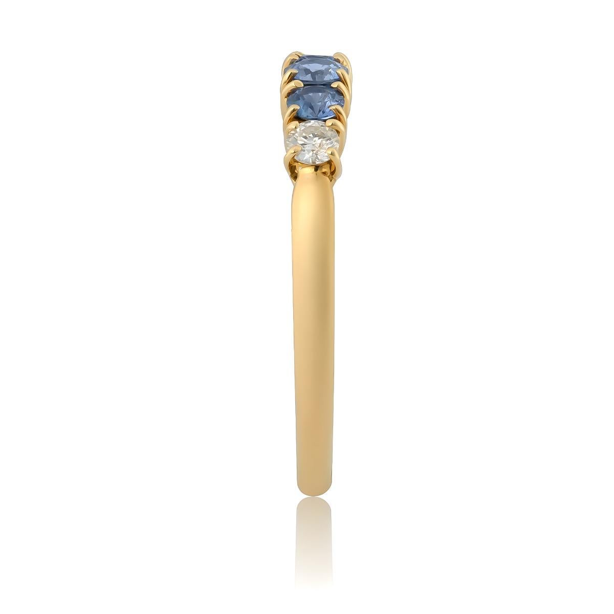 Natural Blue Sapphire Gemstones 0.42 carats in 18K Yellow Gold Ring w Diamonds In New Condition For Sale In Los Angeles, CA