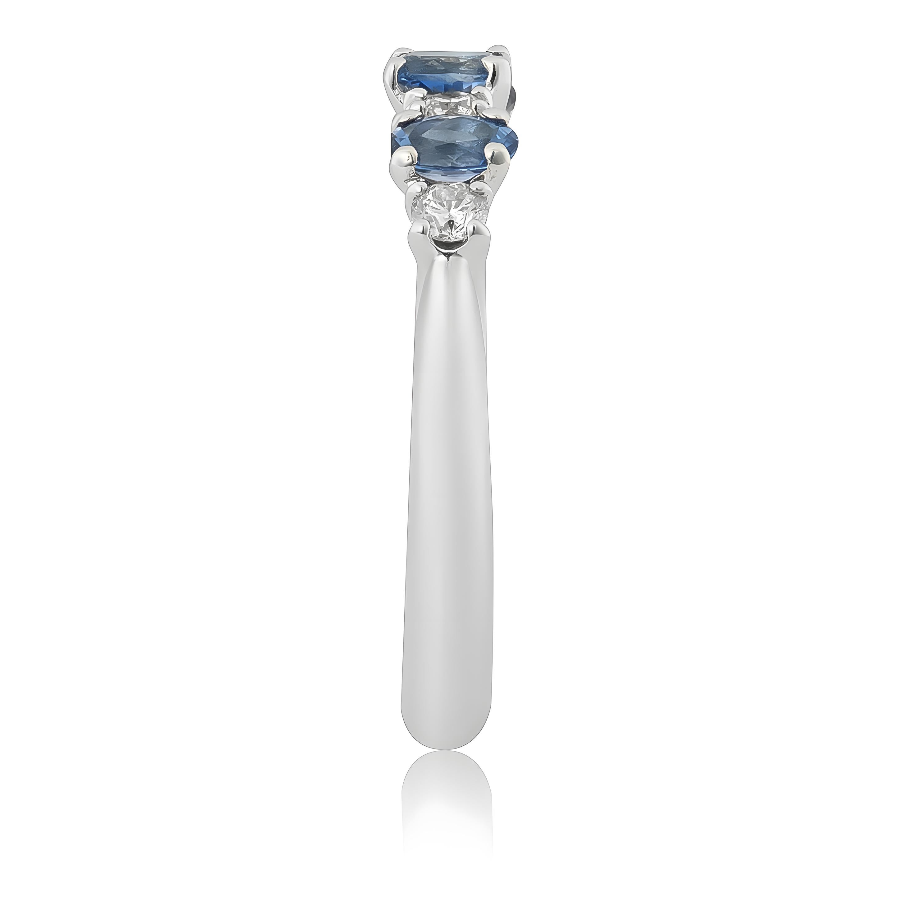 Natural Blue Sapphire Gemstones 0.50 carats in 18K White Gold Ring with Diamonds In New Condition For Sale In Los Angeles, CA