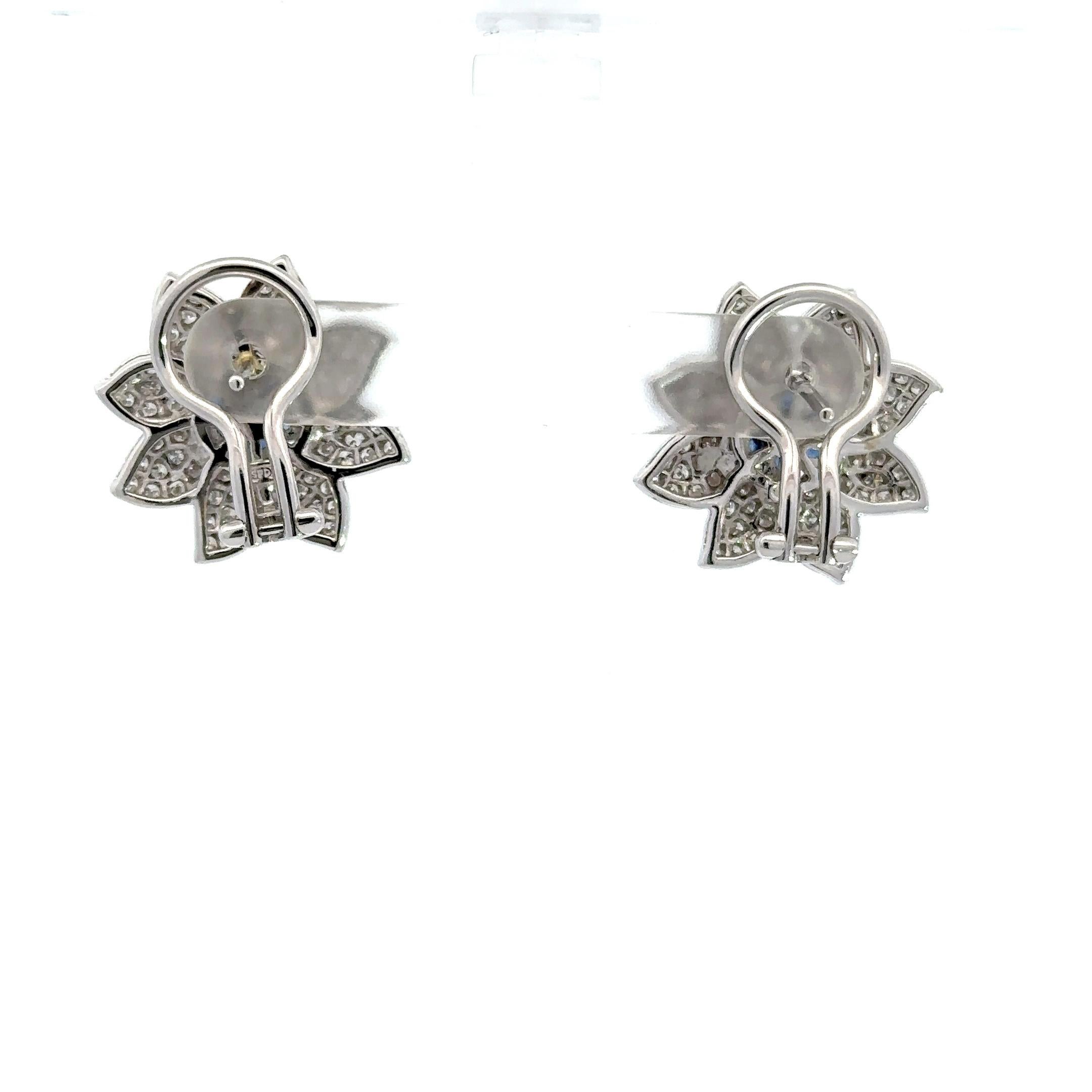 Natural Blue Sapphire & Natural Diamond Flower Earring in 18 Karat White Gold In New Condition For Sale In Westmount, CA