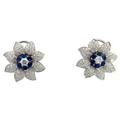 Boucles d'oreilles fleur en or blanc 18 carats, saphir bleu naturel et diamant naturel