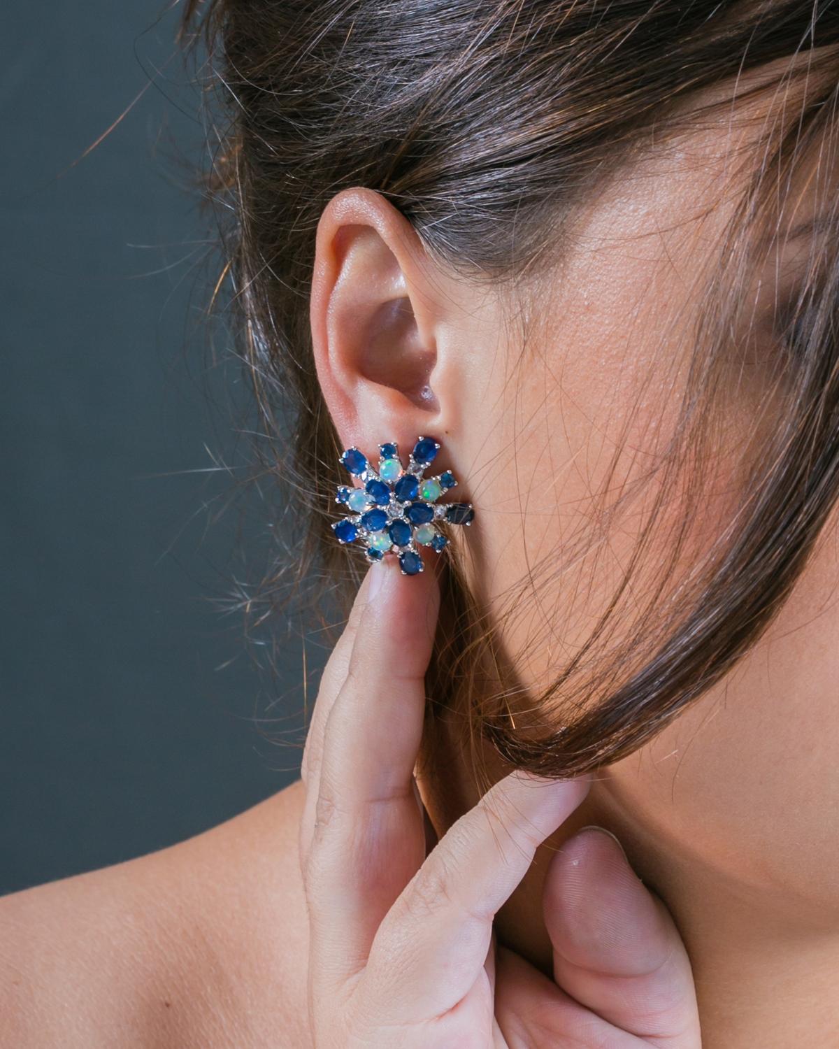 Taglio misto Orecchino con zaffiro blu naturale e opale con diamante da 0,77 carati in oro 18 carati in vendita