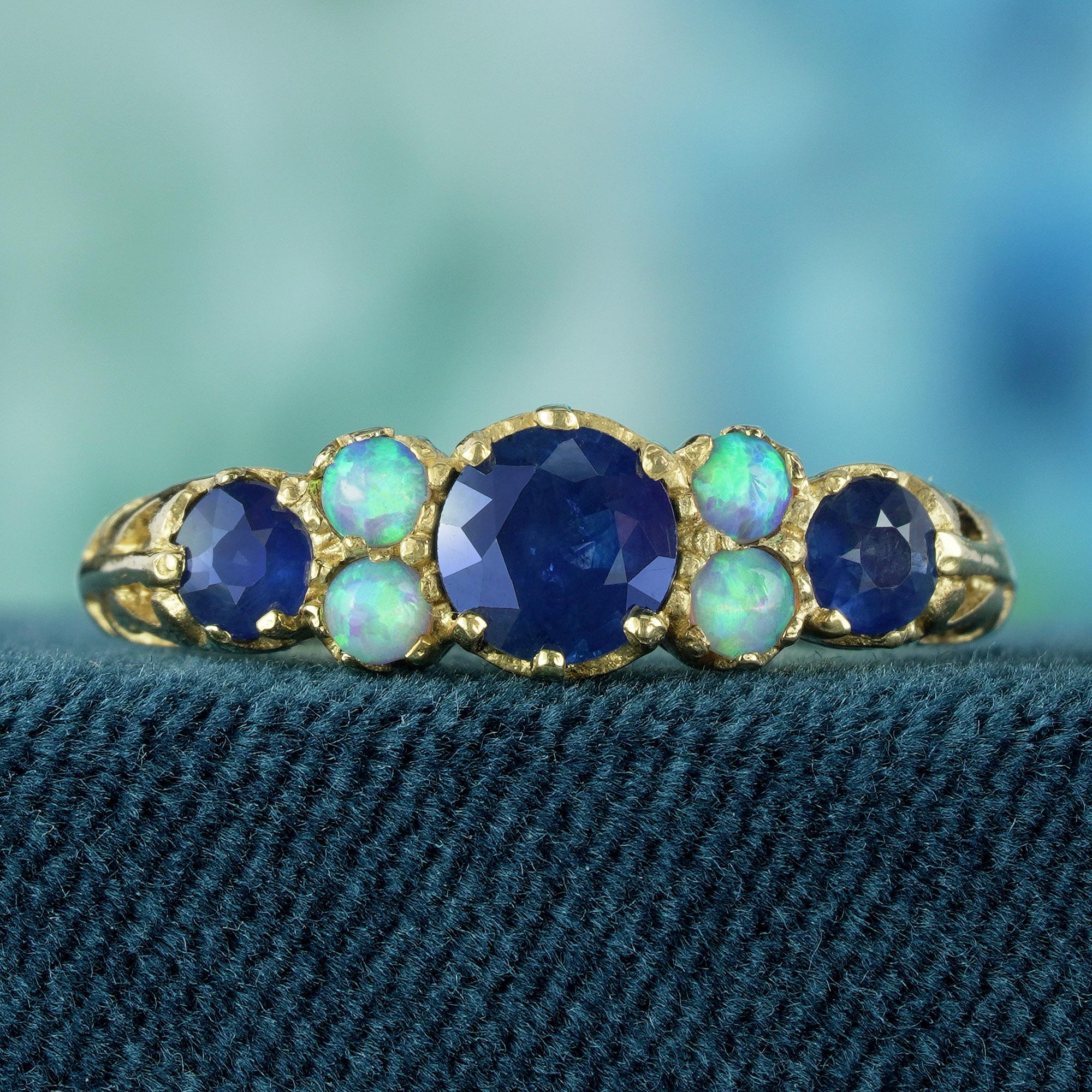 Im Mittelpunkt der Aufmerksamkeit stehen drei faszinierende natürliche blaue Saphire mit rundem Facettenschliff, die eine fesselnde Brillanz garantieren und Ihre Hand in den Mittelpunkt der Aufmerksamkeit rücken. Zarte weiße Opalakzente flankieren