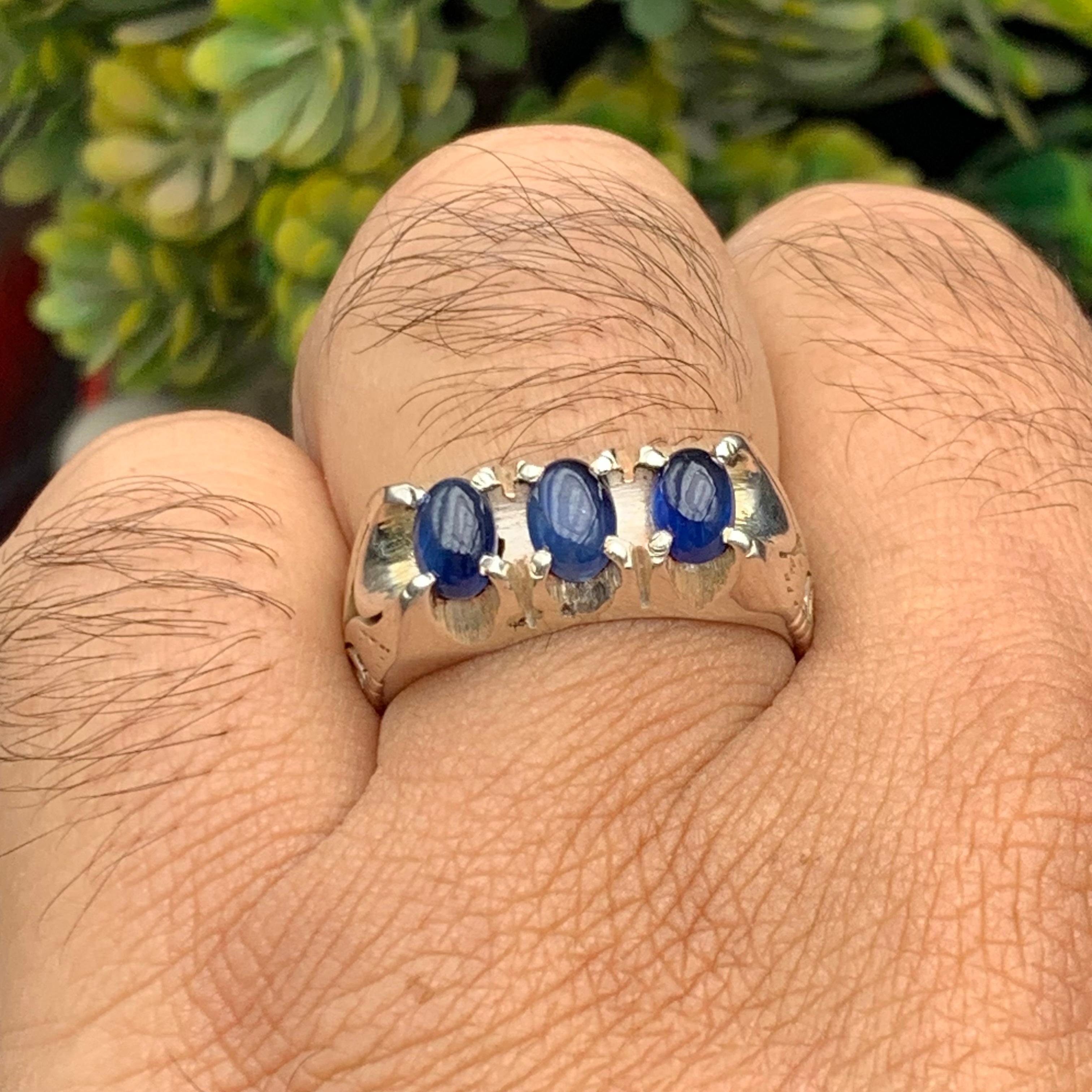 Artigiano Anello con zaffiro blu naturale in argento 925 inciso a mano in stile vintage in vendita