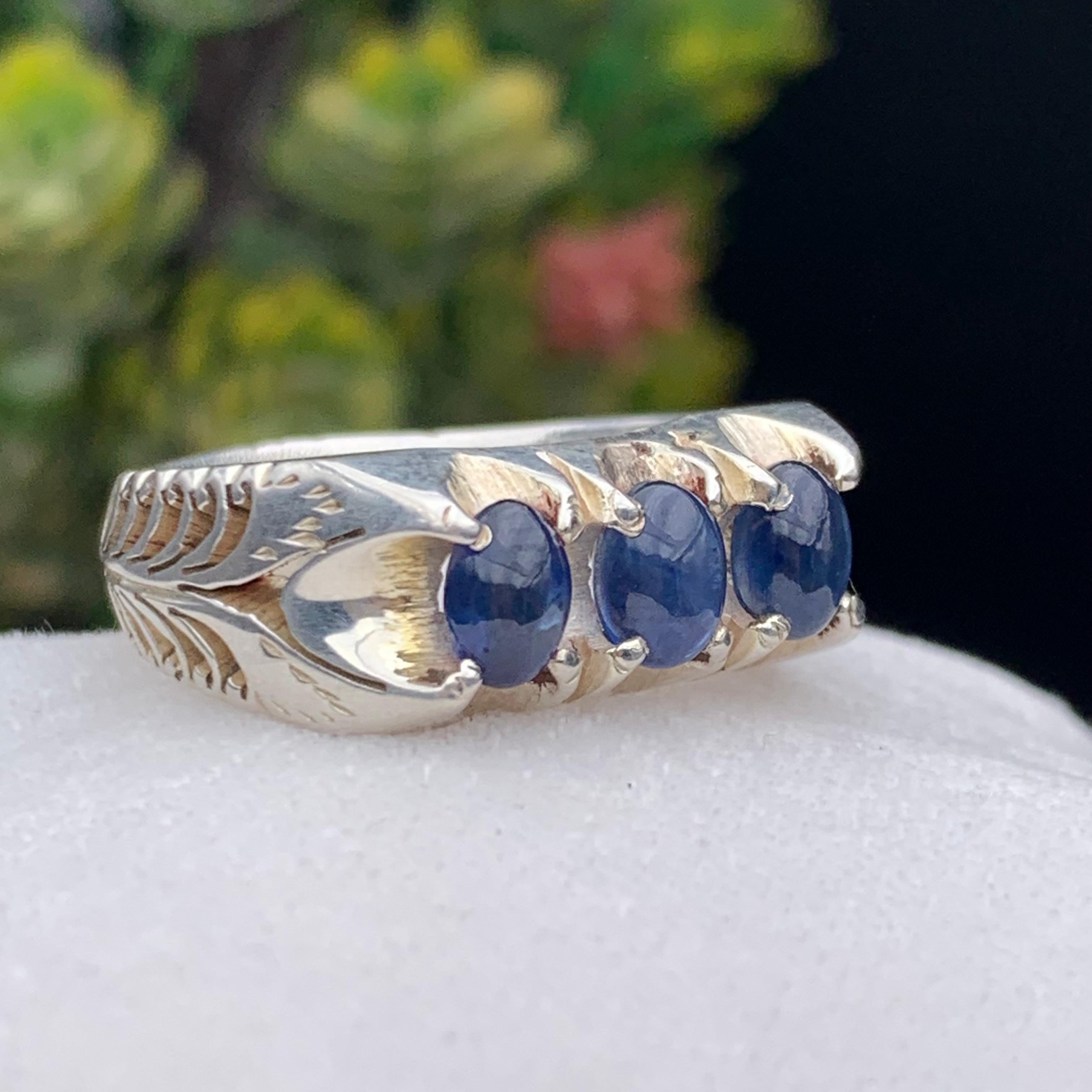 Taglio ovale Anello con zaffiro blu naturale in argento 925 inciso a mano in stile vintage in vendita