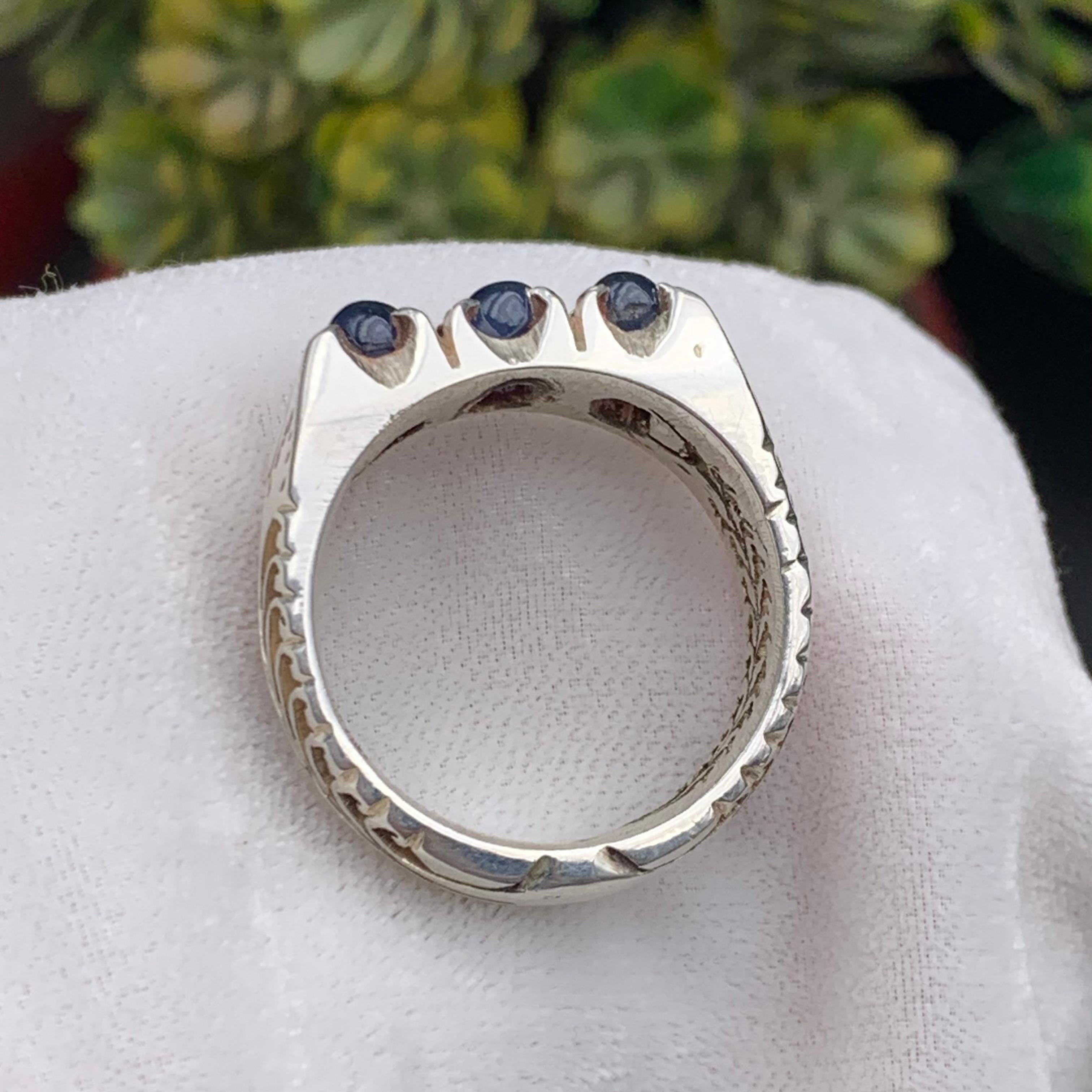 Anello con zaffiro blu naturale in argento 925 inciso a mano in stile vintage In condizioni Nuovo in vendita a Peshawar, PK