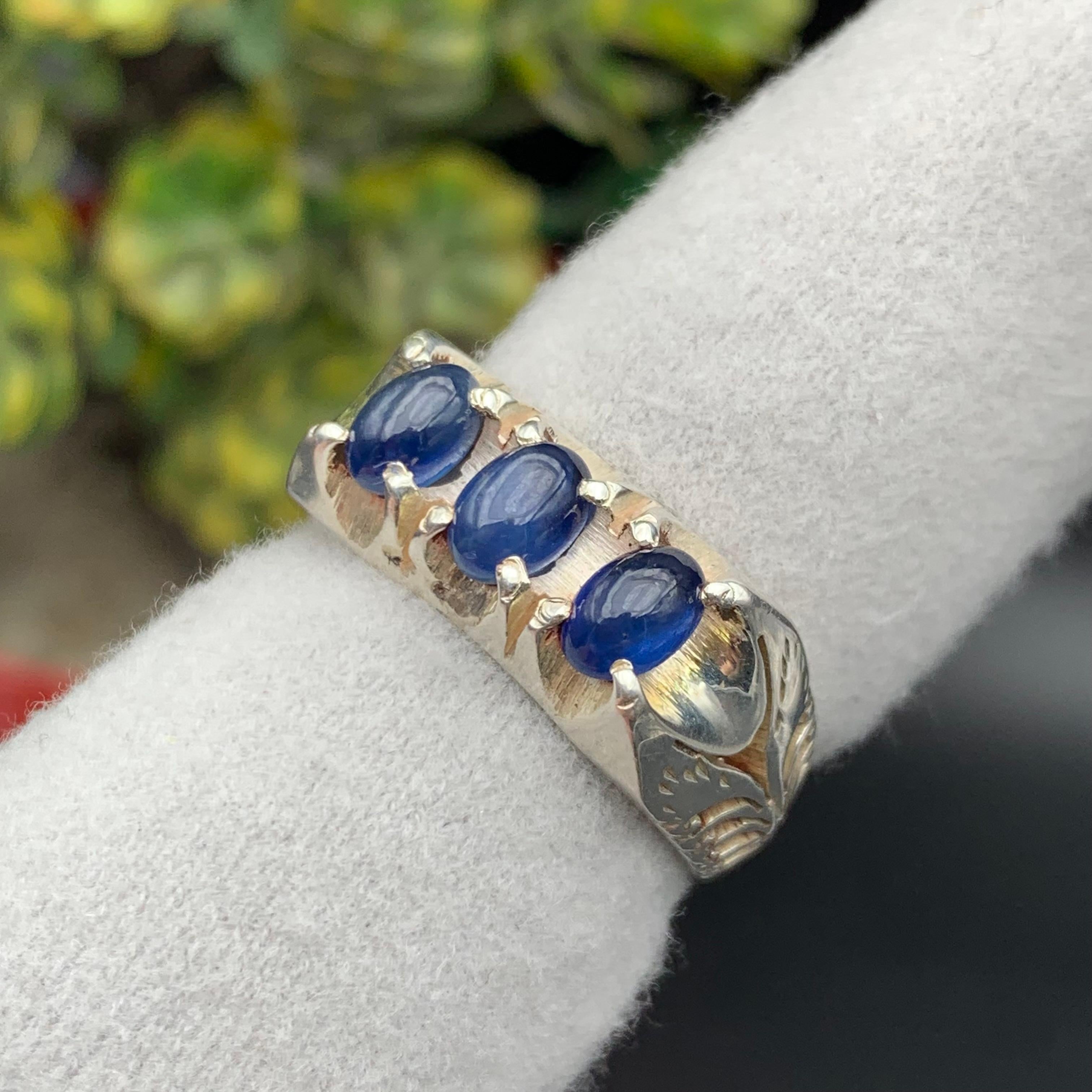 Anello con zaffiro blu naturale in argento 925 inciso a mano in stile vintage in vendita 1