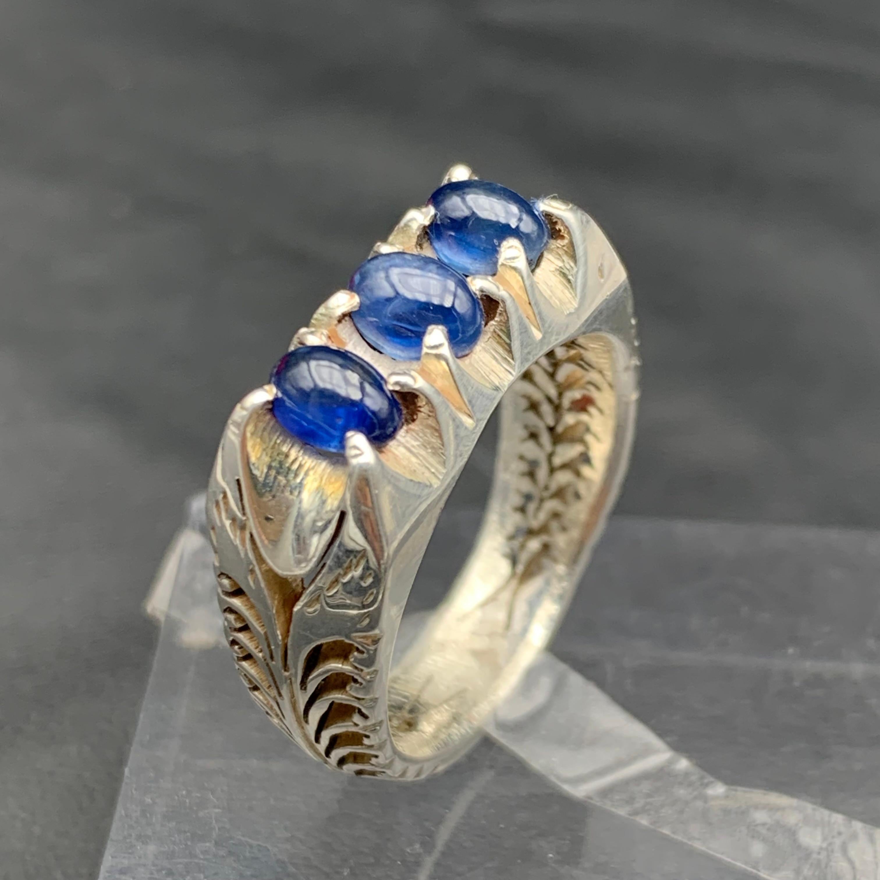 Anello con zaffiro blu naturale in argento 925 inciso a mano in stile vintage in vendita 3