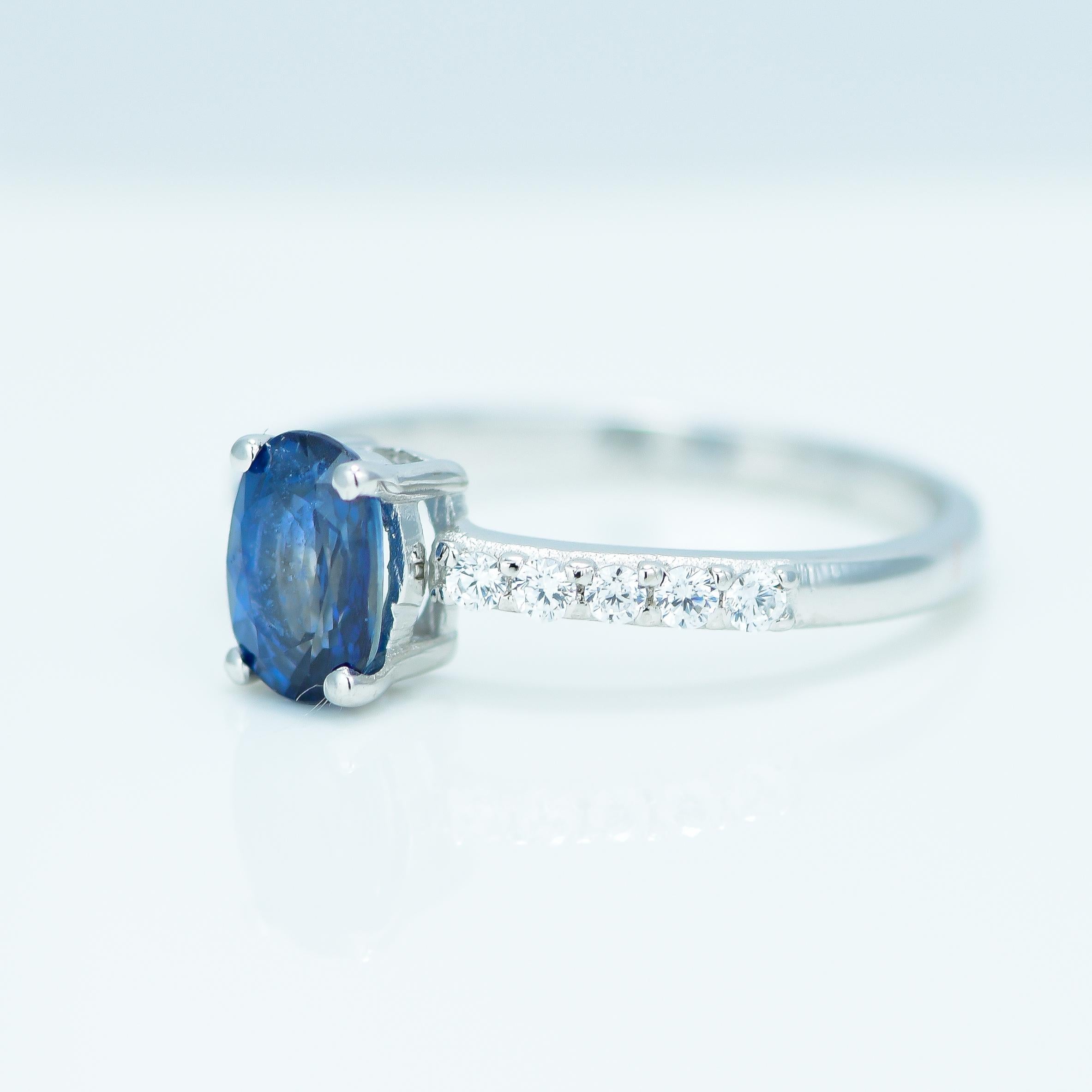 Modern Natural Blue Sapphire Ring For Sale
