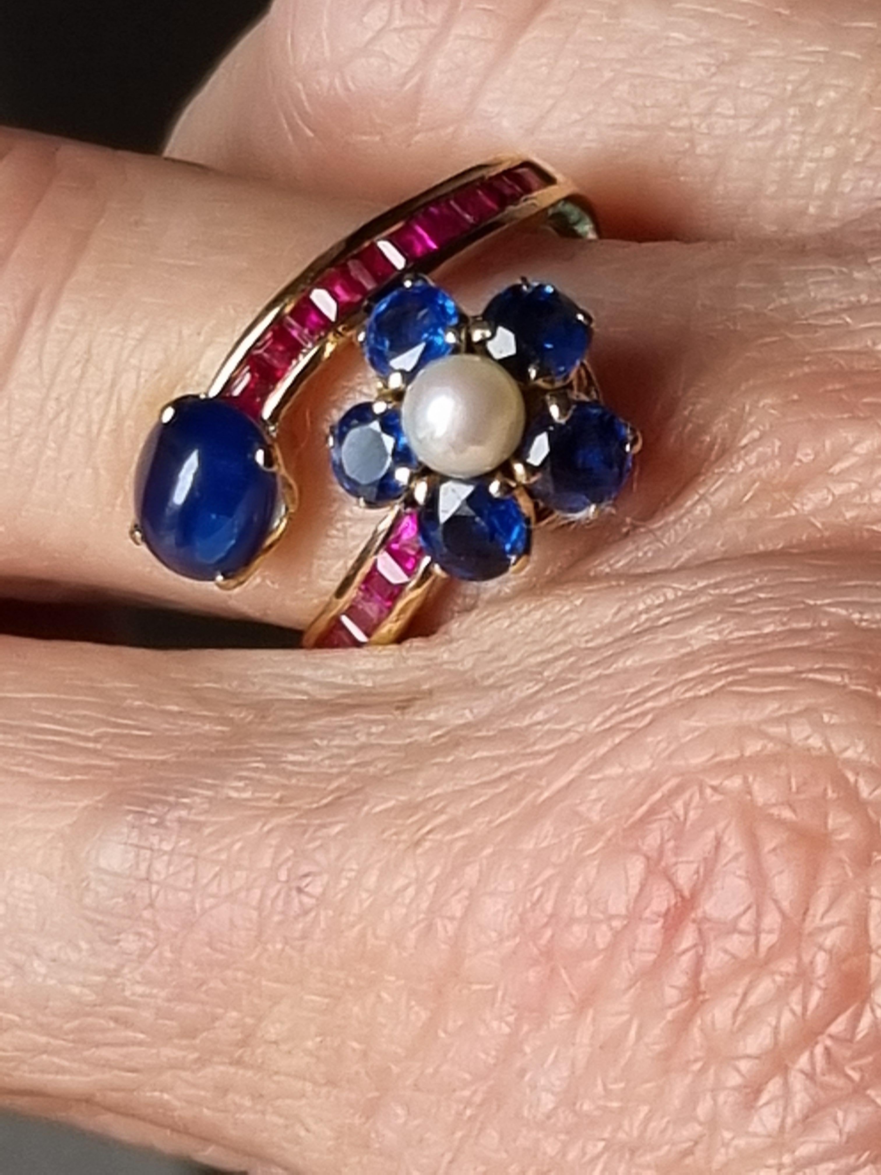 Natürlich  Blauer Saphir, Rubin und Perle  Bypass-Ring aus 18 Karat Gold im Angebot 2