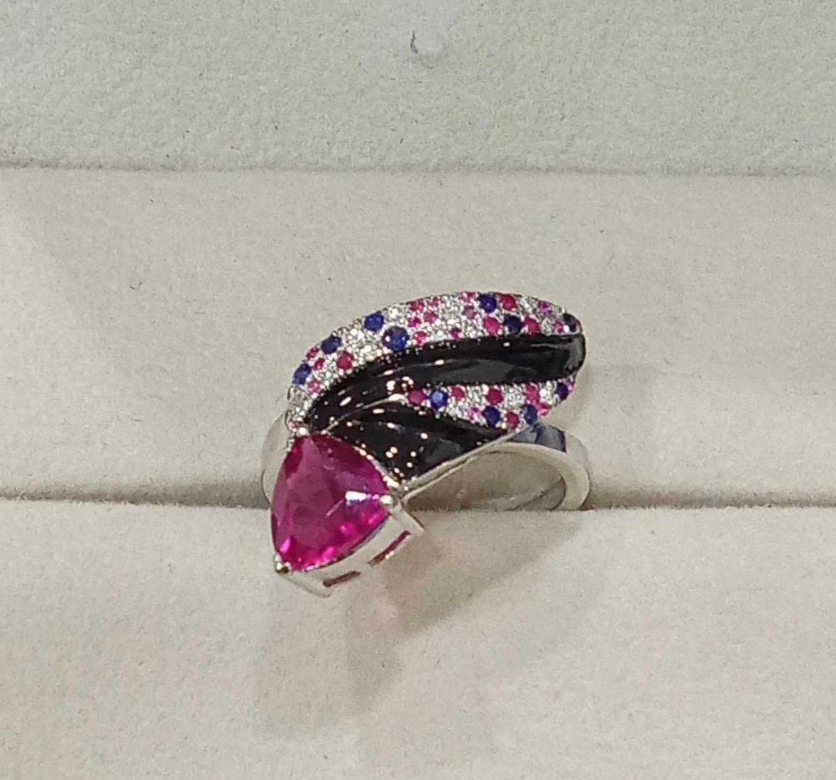 Ring aus blauem Saphir, Rubin, rosa Saphir, Turmalin und Diamant aus 18 Karat Gold im Zustand „Neu“ im Angebot in jaipur, IN