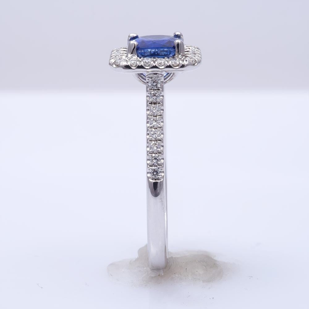 Natural Blue Sapphire Stone 1.12 carats set in 14K White Gold Ring with Diamonds In New Condition For Sale In Los Angeles, CA