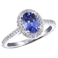 Zaffiro blu naturale da 1,17 carati incastonato in un anello in oro bianco 14K con diamanti