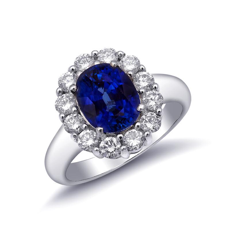 Discover the captivating allure of this 18K white gold ring, featuring a stunning natural blue sapphire surrounded by sparkling diamonds. The vivid blue of the sapphire, complemented by the brilliance of the diamonds, makes this ring an exquisite