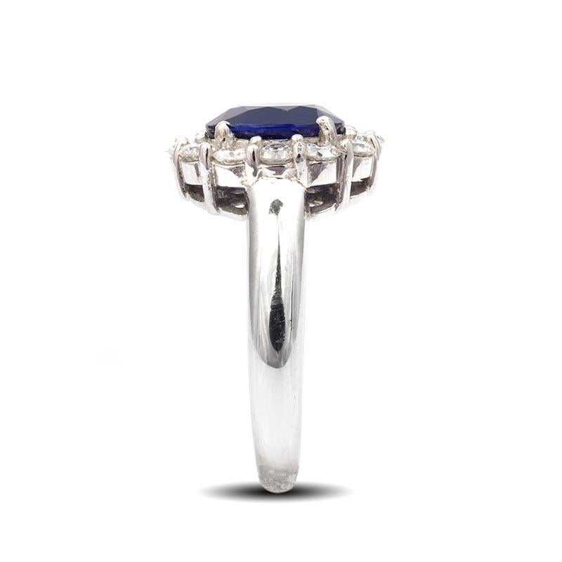 Natural Blue Sapphire Stone 2.66 carats in 18KWG Ring with Diamonds / GIA Report In New Condition For Sale In Los Angeles, CA