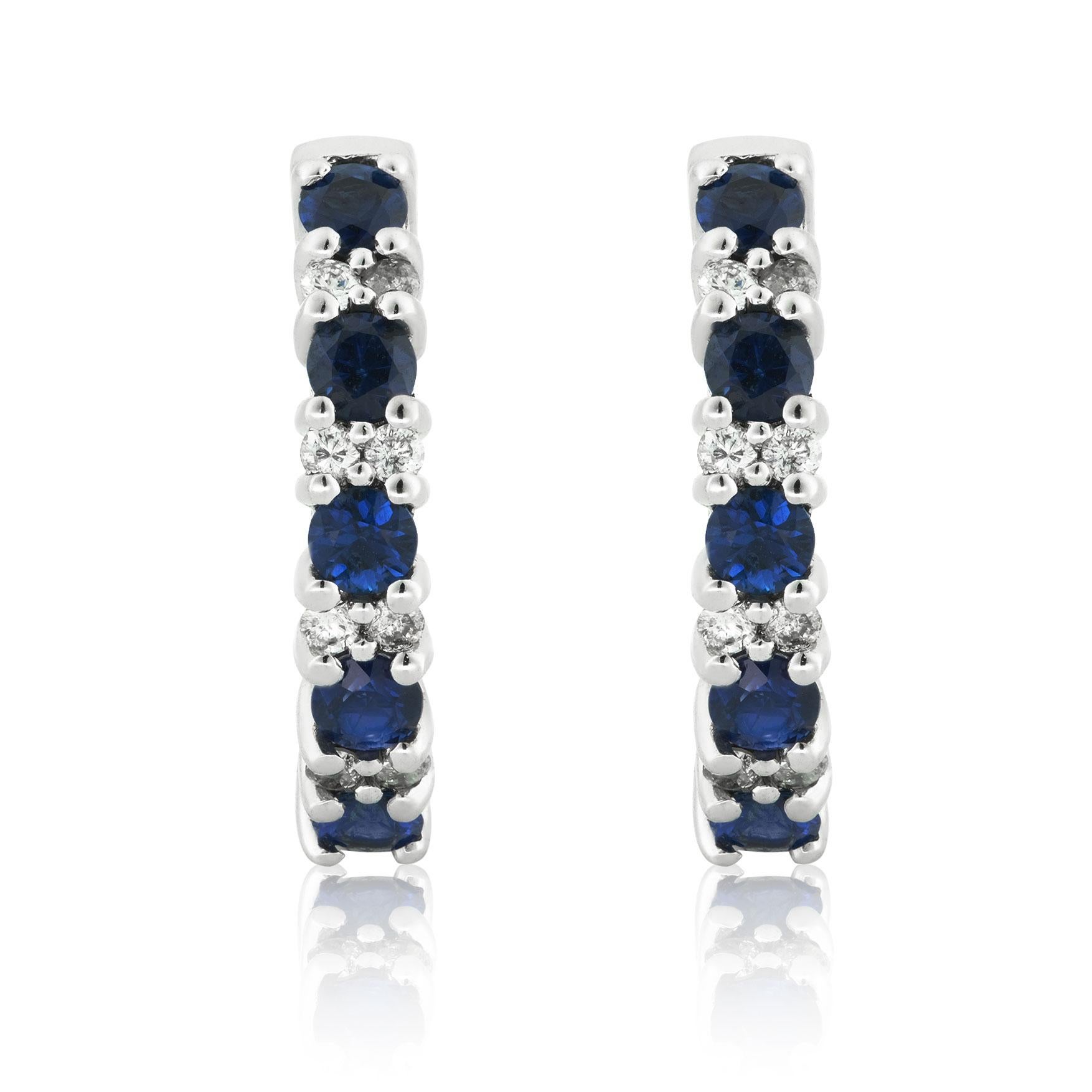 Découvrez l'élégance intemporelle de ces boucles d'oreilles en saphir bleu naturel, d'un poids total de 1,05 carat et serties dans un luxueux or blanc 14 carats. Complétées par 0,19 carats de diamants étincelants, ces boucles d'oreilles sont