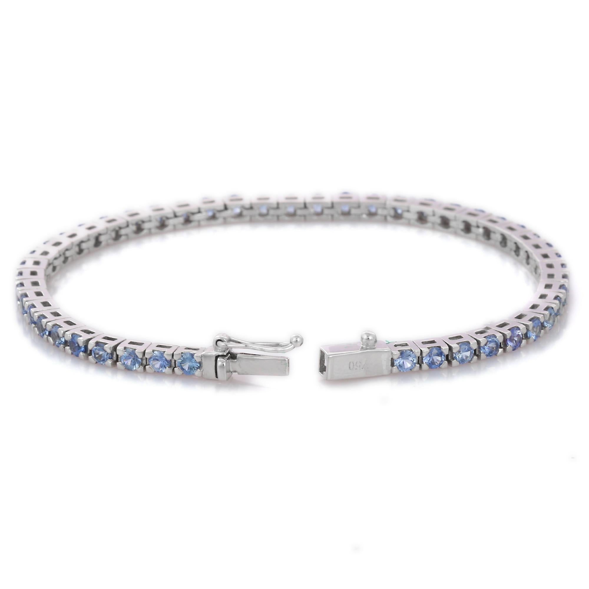 Round Cut Natural Blue Sapphire Tennis Bracelet in 18K Gold For Sale