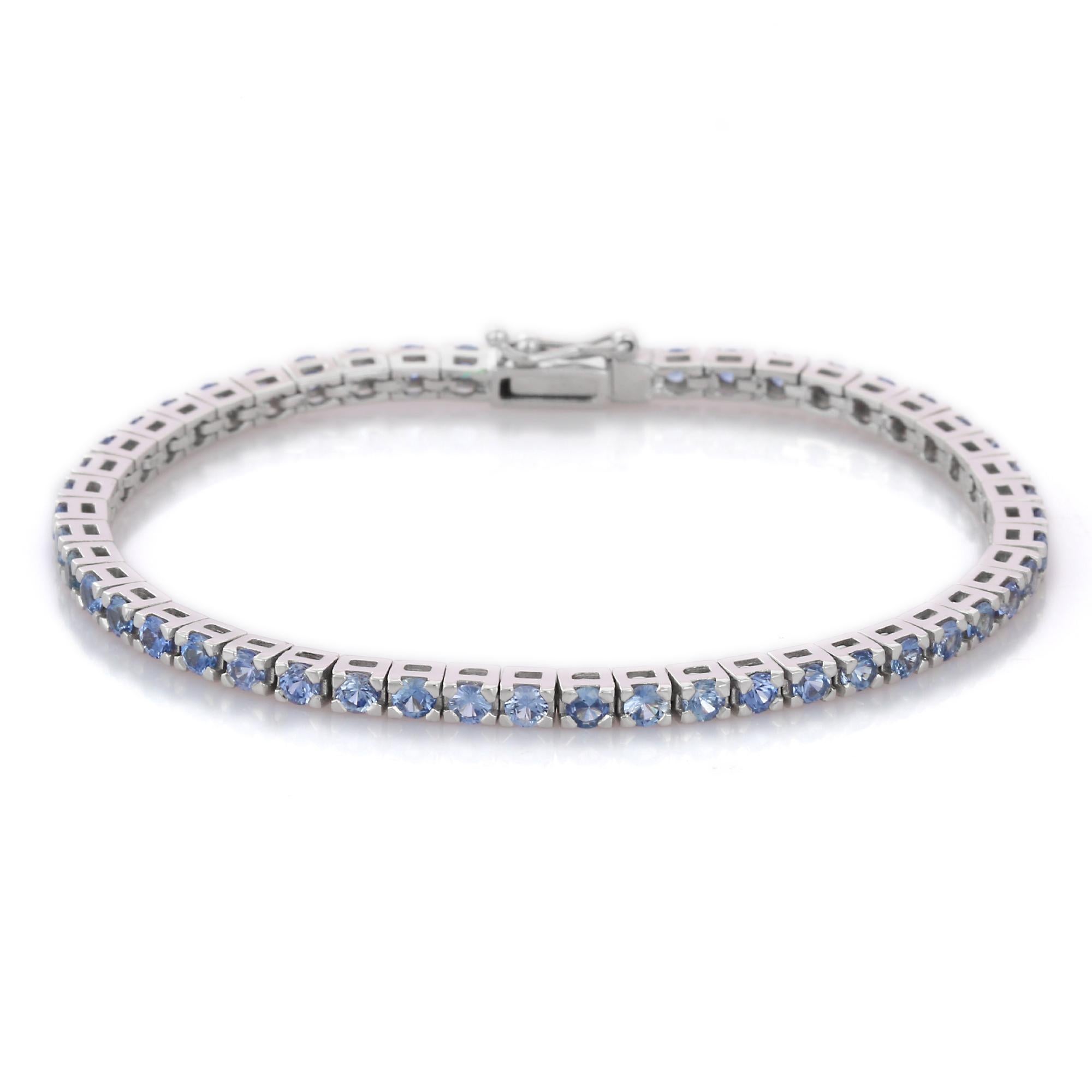 Natural Blue Sapphire Tennis Bracelet in 18K Gold In New Condition For Sale In Houston, TX