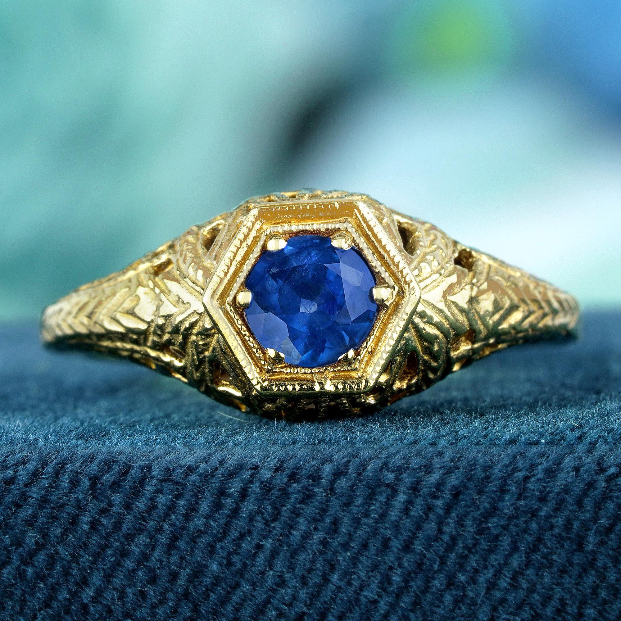 Plongez dans les profondeurs de la beauté intemporelle avec cette captivante bague en saphir. La teinte bleue riche en saphir naturel évoque le mystère et l'attrait des profondeurs de l'océan, vous attirant dans son étreinte sereine. 
Fabriqué en or