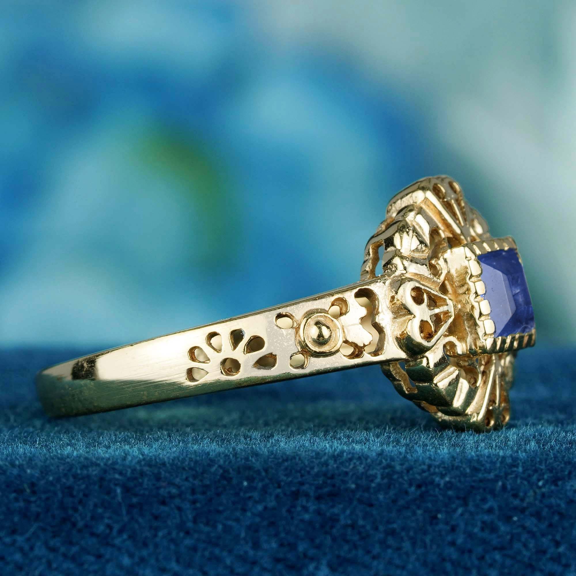 Taille émeraude Bague filigrane de style vintage en or jaune massif 9 carats avec saphir bleu naturel en vente