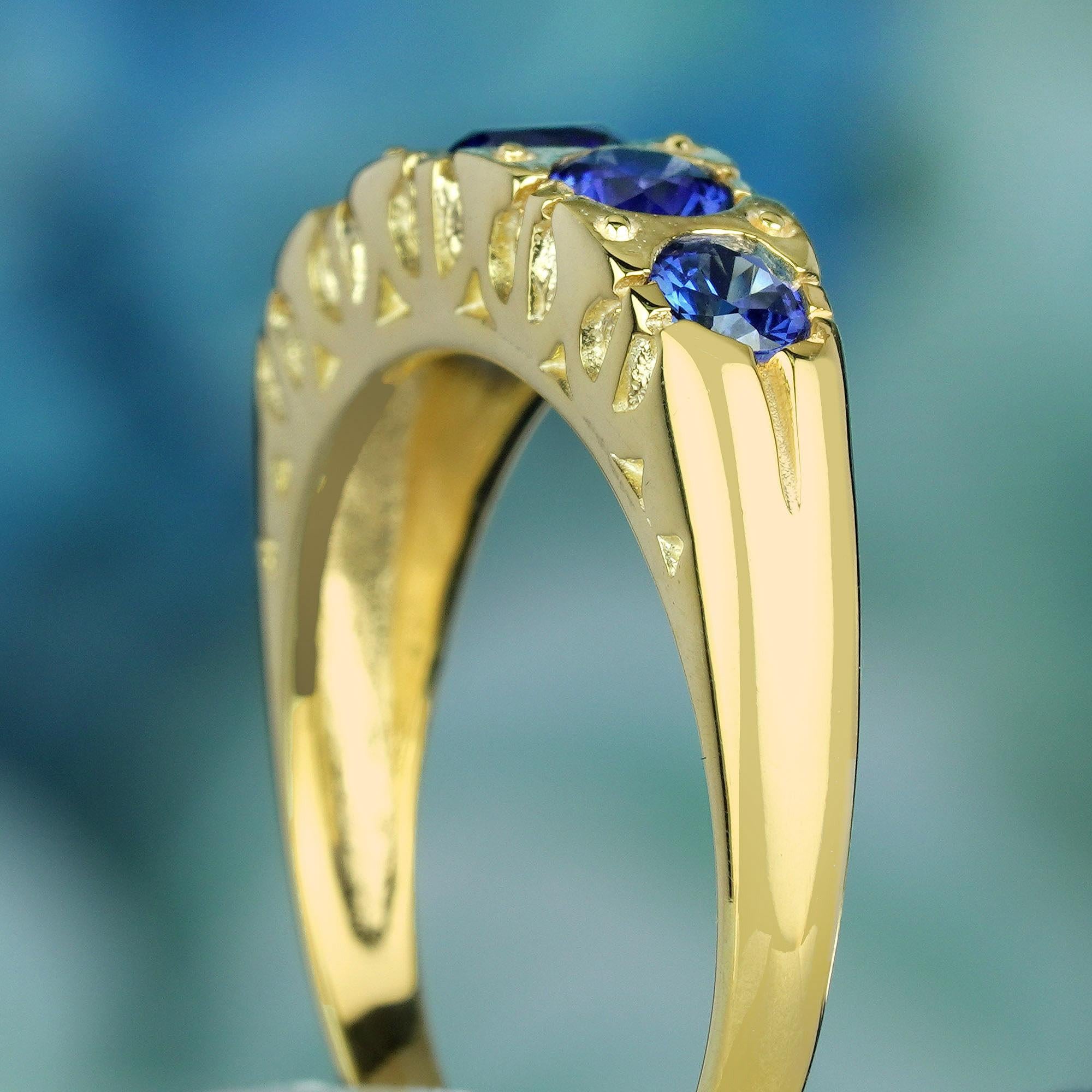 Natürlicher blauer Saphir Vintage-Stil fünf Stein Ring in massivem 9K Gelbgold Damen im Angebot