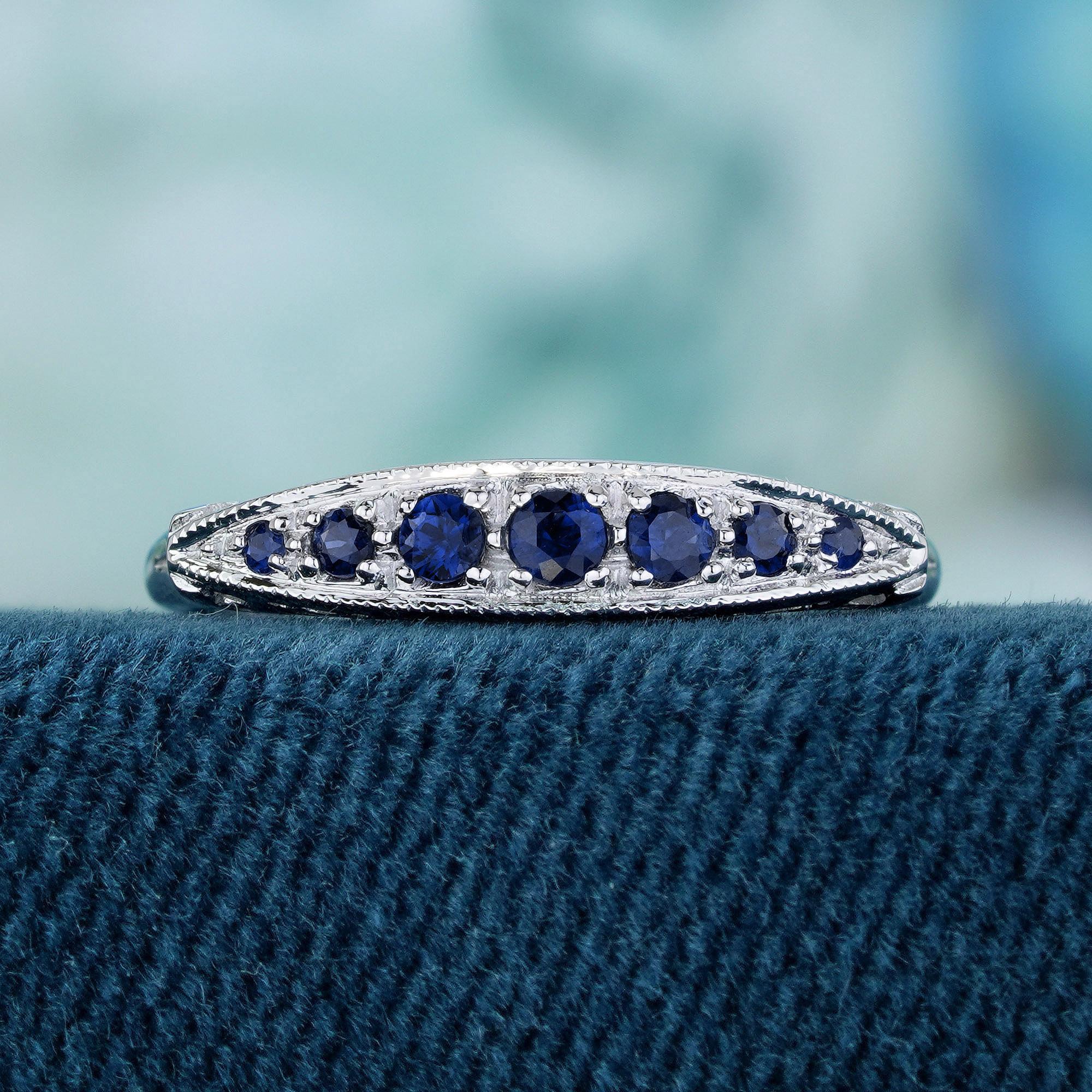 La bague présente un style vintage. La monture en or blanc offre un cadre chic aux pierres précieuses. Au cœur de la bague se trouvent sept saphirs bleus vibrants naturels de taille ronde. Cette bague rehausserait sans aucun doute n'importe quelle