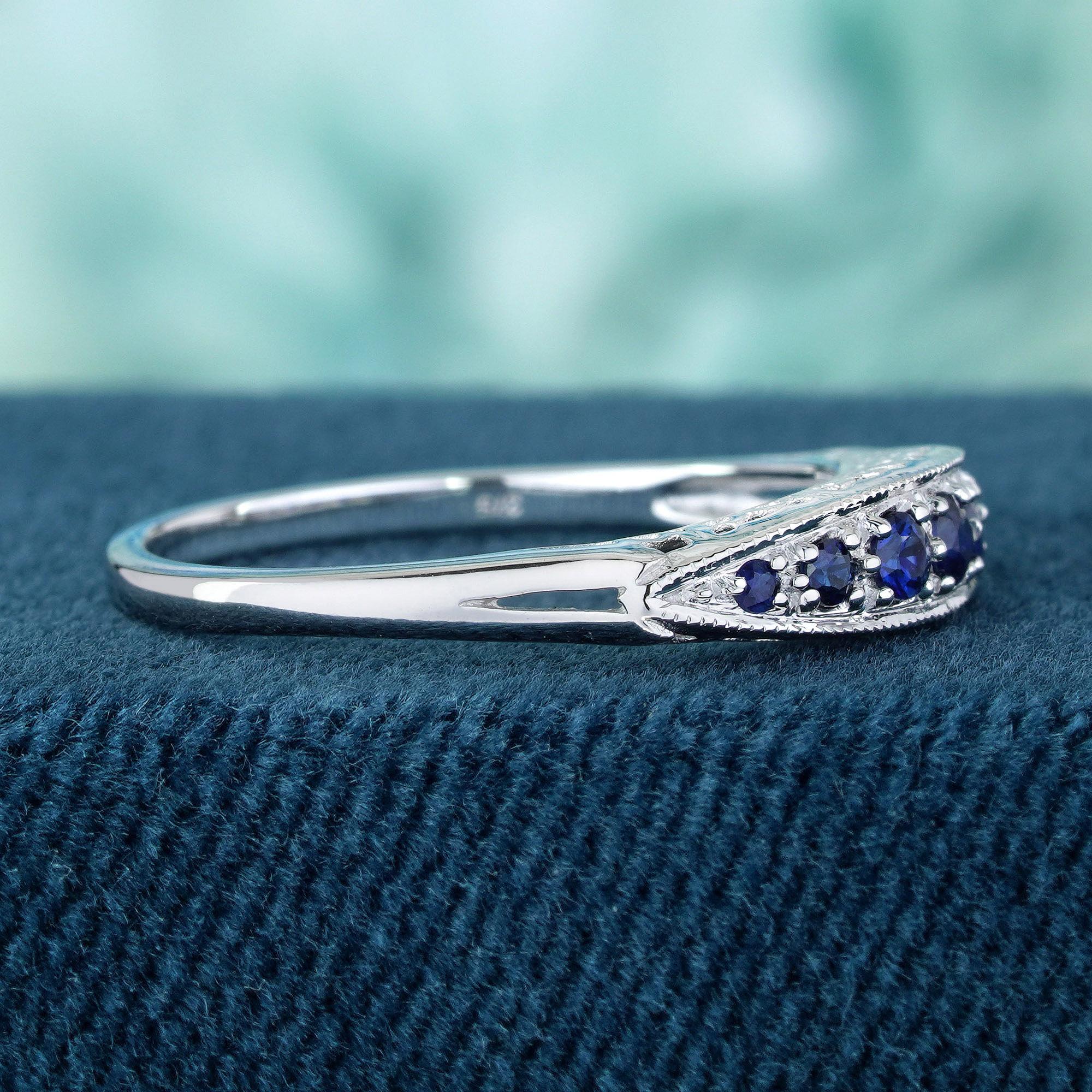 Taille ronde Bague de style vintage en or blanc massif 9 carats avec saphir bleu naturel en vente