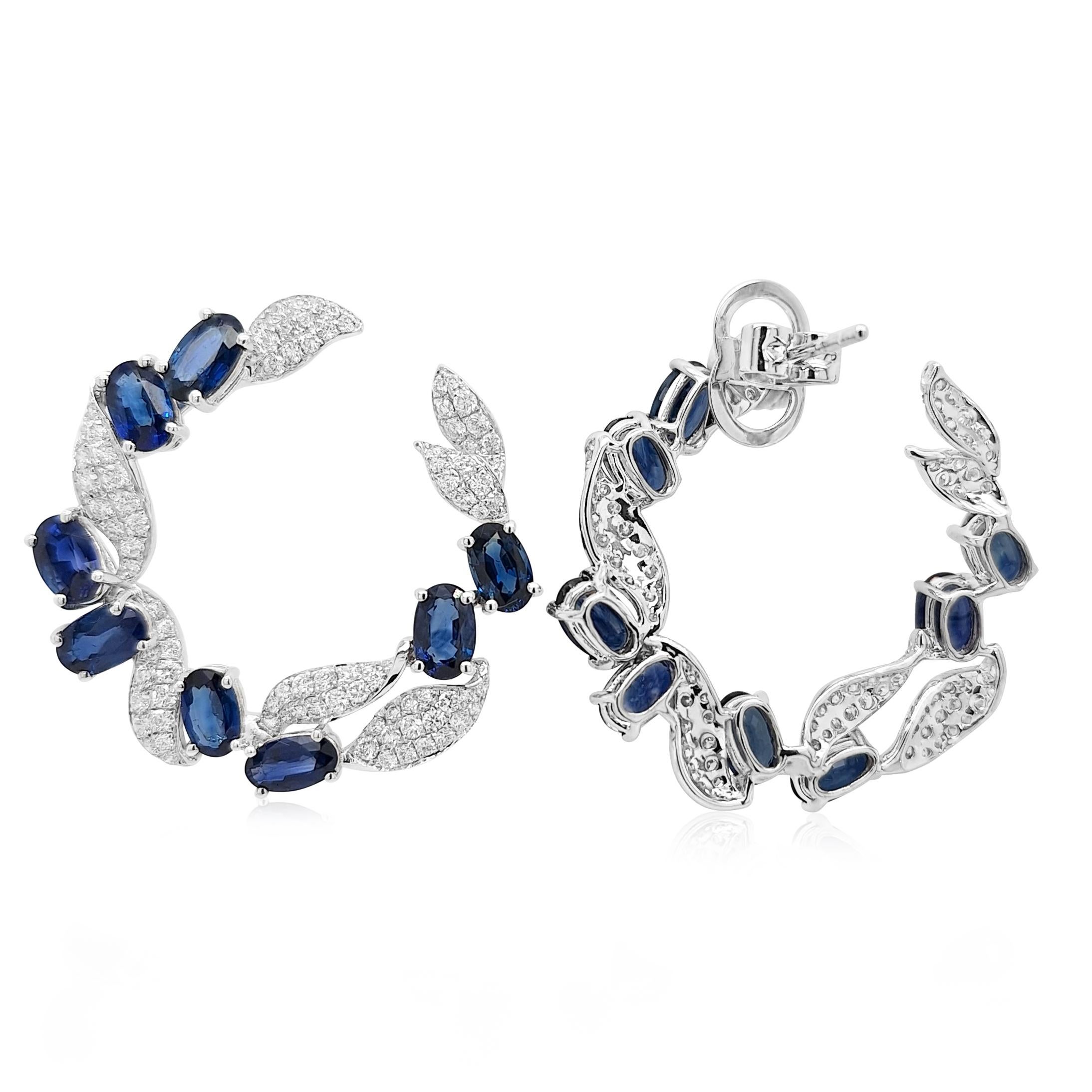 Diese zeitgenössischen Ohrringe kombinieren lebendige Saphire mit kräftigen Blautönen und funkelnden weißen Diamanten. Diese einzigartigen Ohrringe, bei denen der Stil im Vordergrund steht, bieten eine zeitgemäße Art, Saphire zu tragen - perfekt für