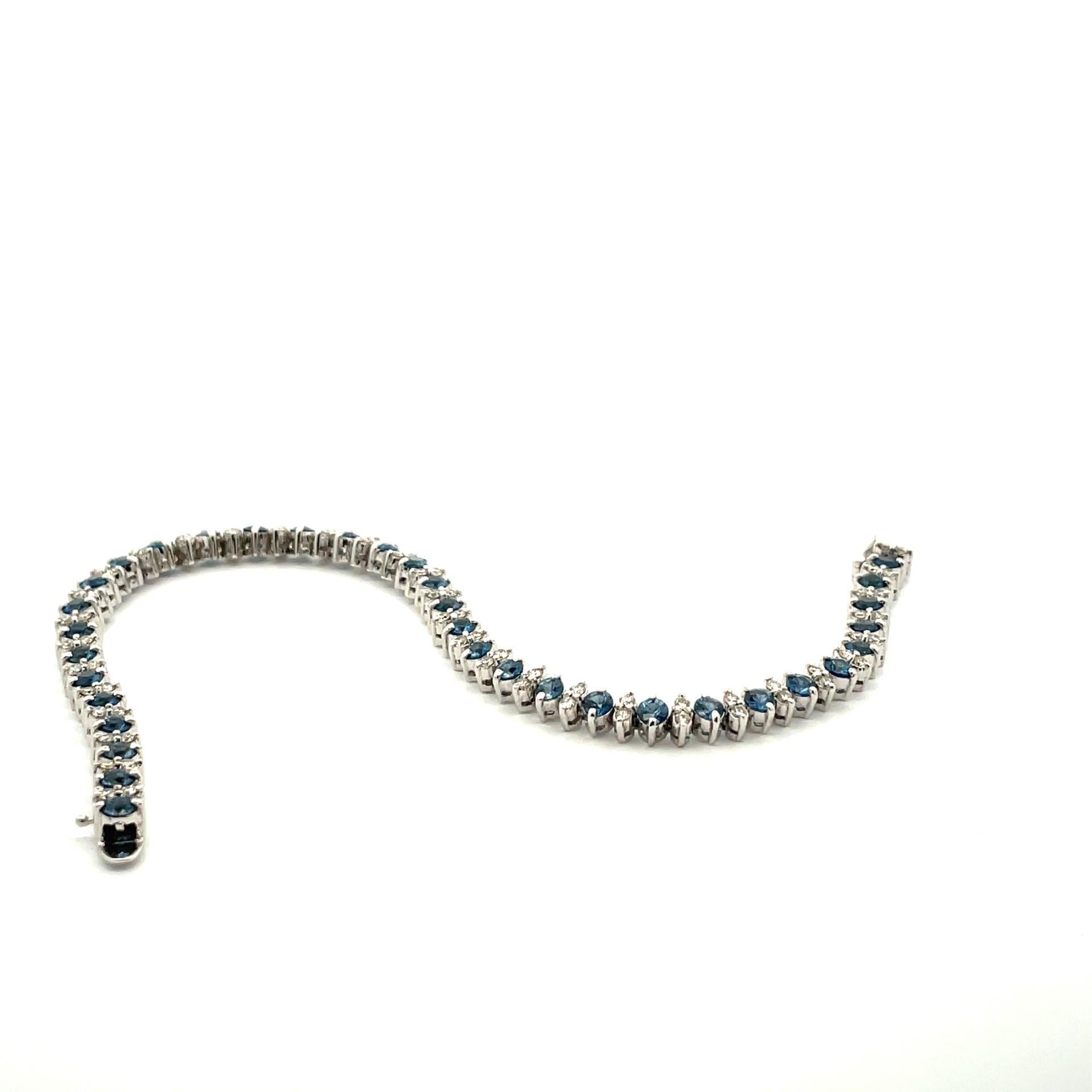 Contemporary Natural Blue Sapphire & White Diamond Bracelet in 18 Karat White Gold  For Sale