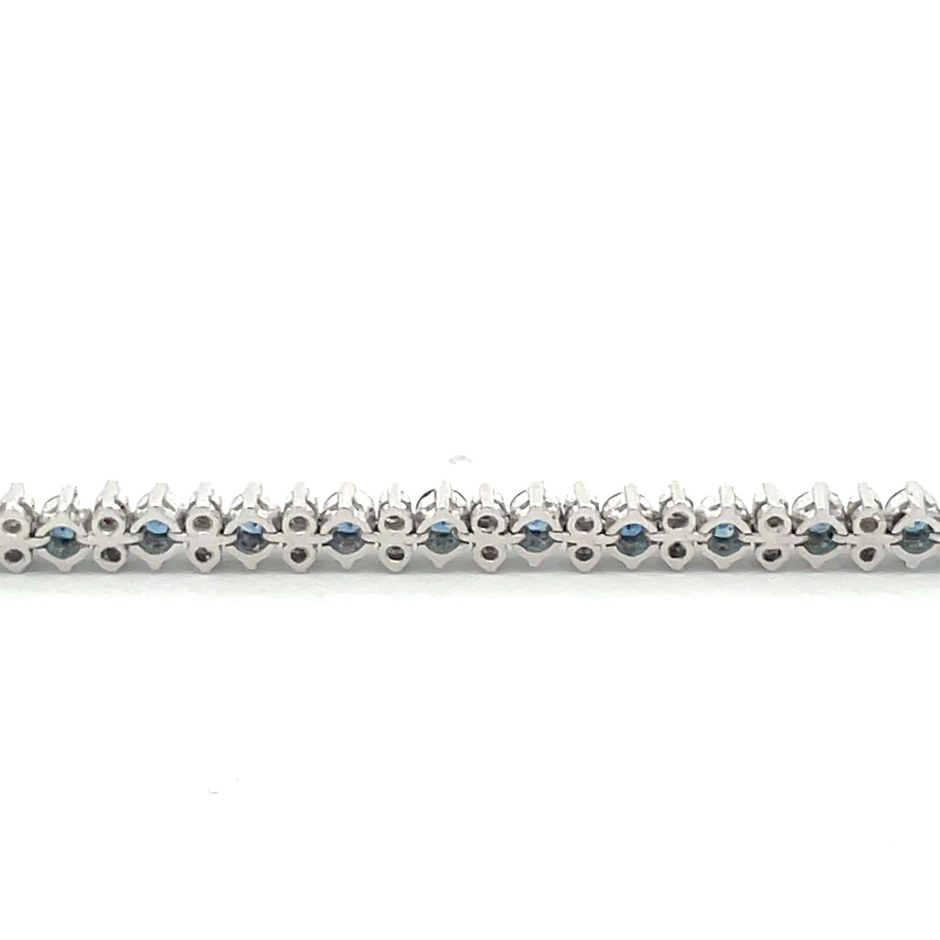 Taille ronde Bracelet en or blanc 18 carats avec saphir bleu naturel et diamants blancs  en vente