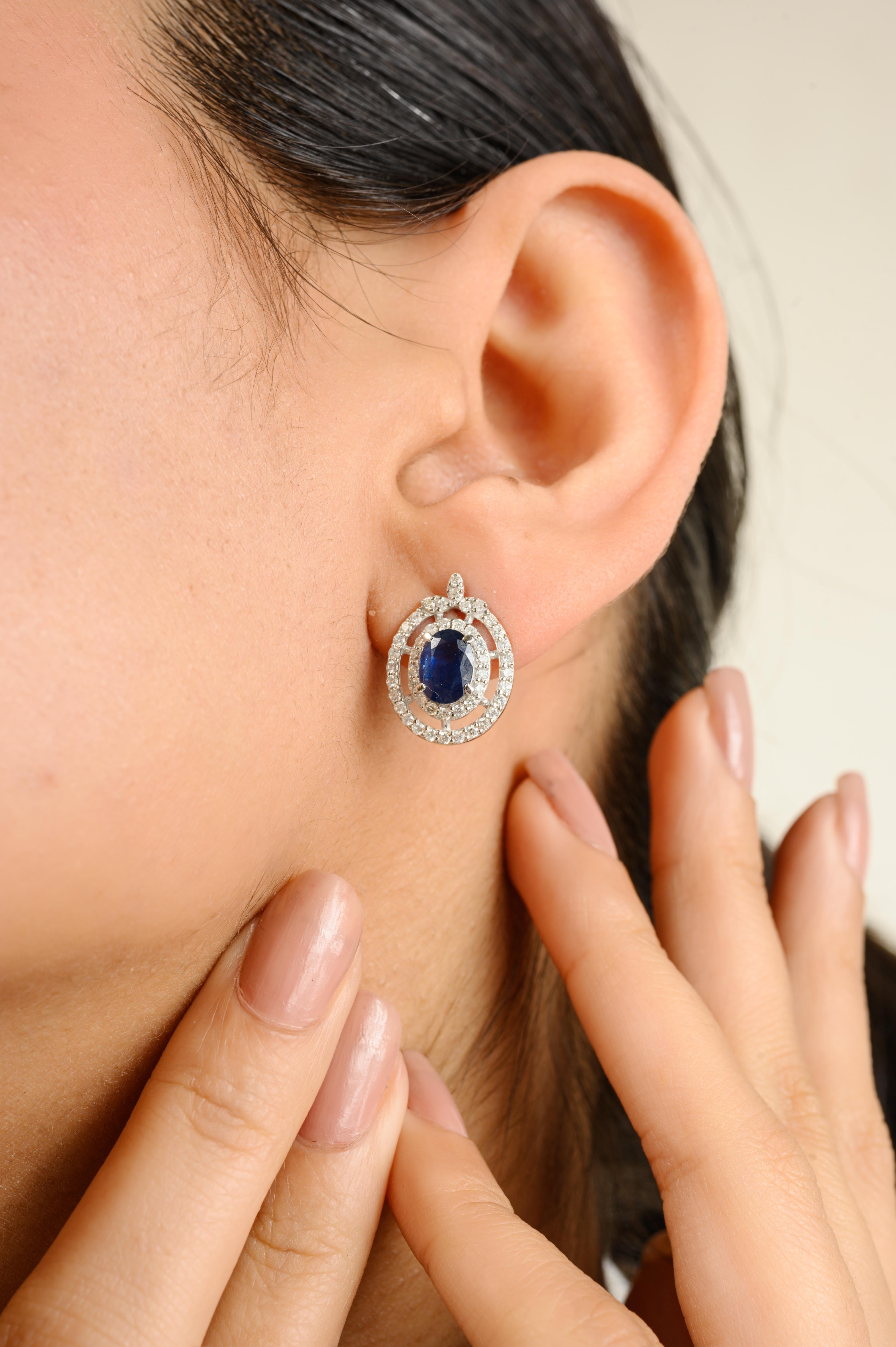 Magnifiques boucles d'oreilles Art déco en or blanc massif 14k avec saphir bleu et diamant pour mettre en valeur votre look. Ces boucles d'oreilles créent un look étincelant et luxueux avec un saphir bleu de taille ovale et un diamant de taille