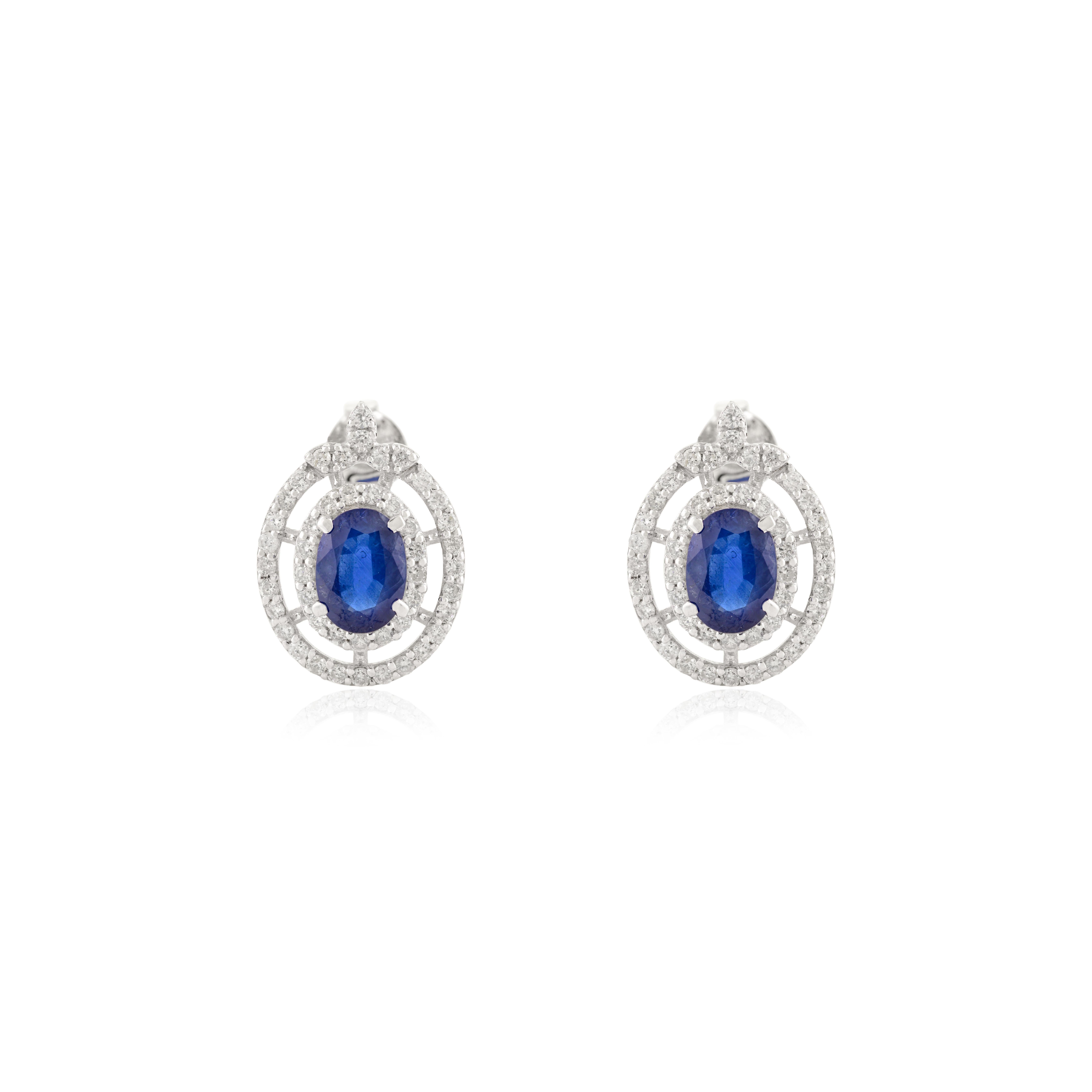 Taille ovale Clous d'oreilles Art déco en or blanc massif 14 carats avec saphir bleu naturel et diamants en vente