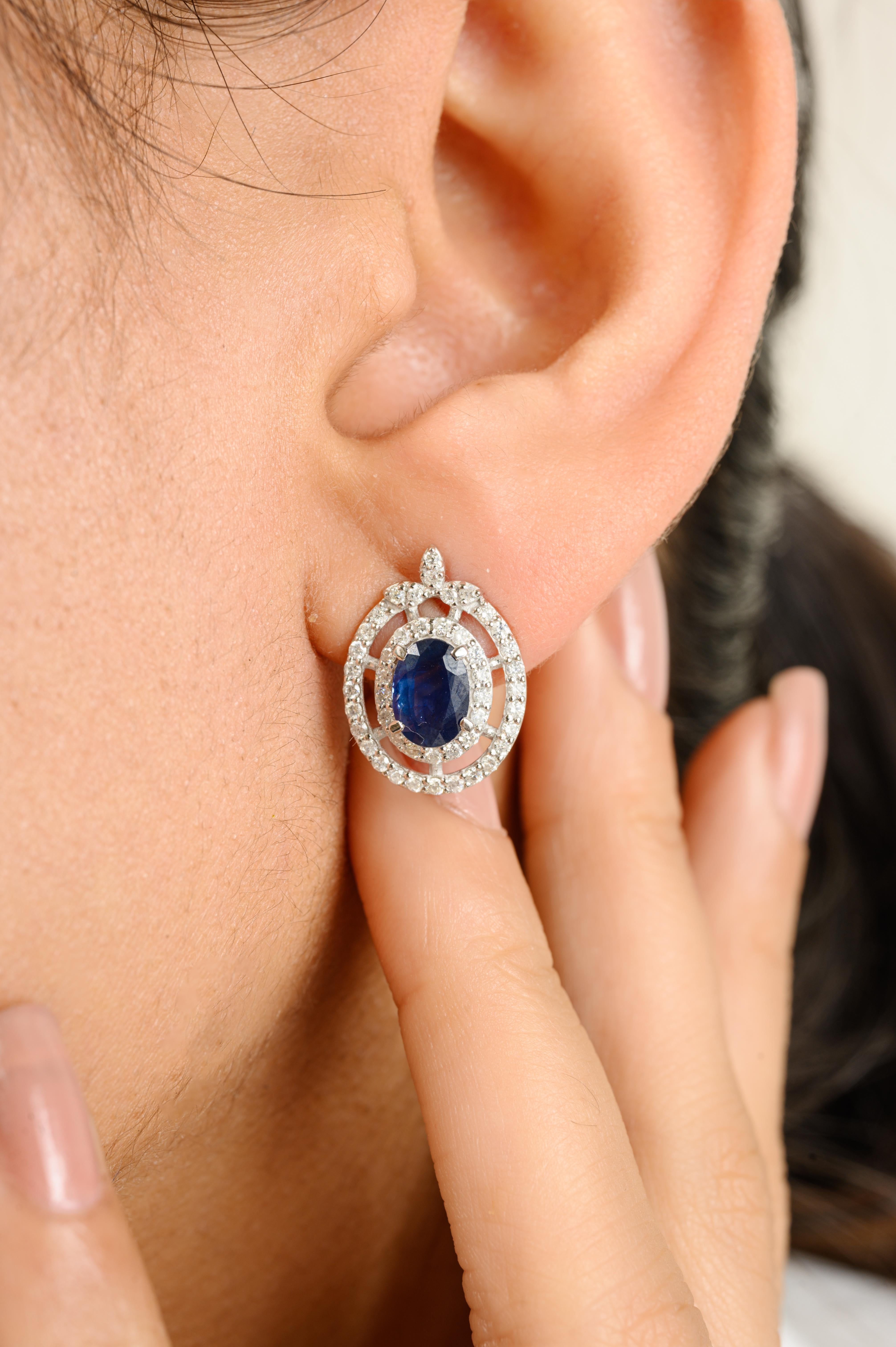 Clous d'oreilles Art déco en or blanc massif 14 carats avec saphir bleu naturel et diamants en vente 1