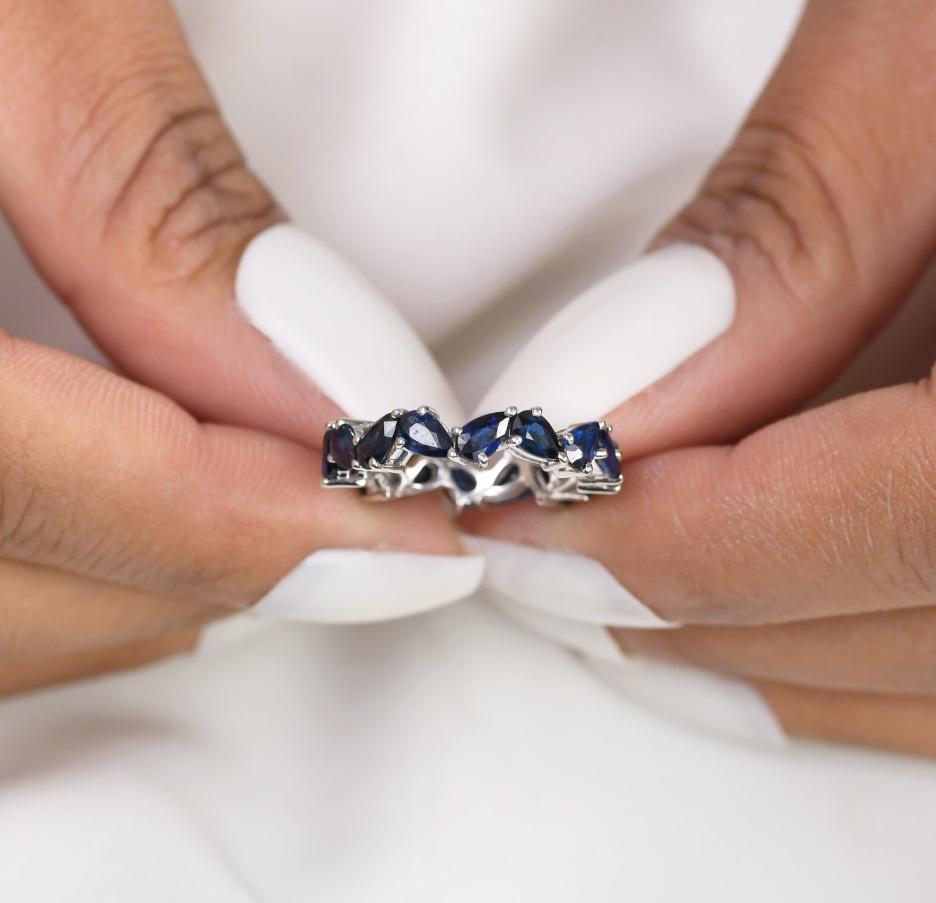 Natural blue sapphire zig zag ring in 18k gold in vendita 1