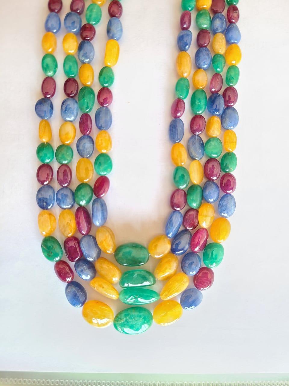 Eine einzigartige, mehrsträngige Perlenkette aus natürlichen blauen Saphiren, Smaragden, Rubinen und gelben Saphiren. Die blauen und gelben Saphire stammen aus Burma und sind völlig natürlich und unbehandelt. Die Smaragde sind ebenfalls völlig