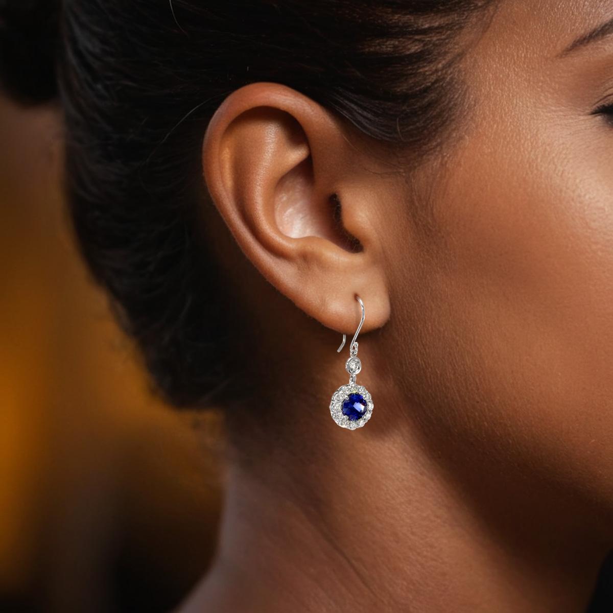 Natürliche blaue Saphire 2,24 Karat in 18 Karat Weißgold Ohrringe mit Diamanten gefasst im Zustand „Neu“ im Angebot in Los Angeles, CA