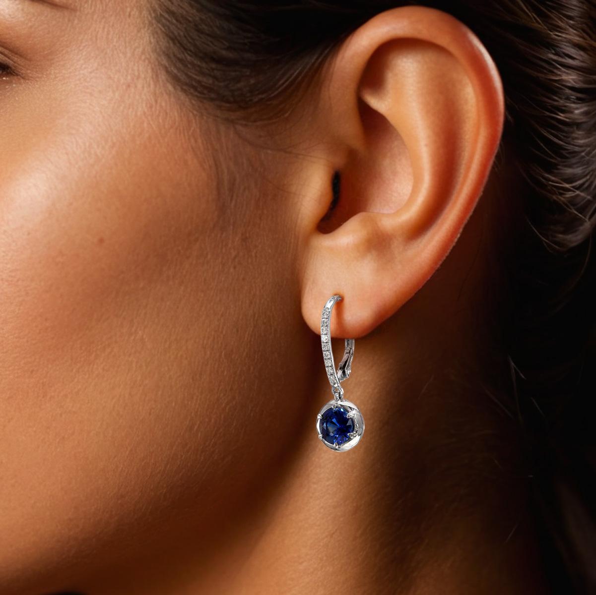 Natürliche blaue Saphire 2,60 Karat in 14K Weißgold Ohrringe mit Diamanten gefasst (Gemischter Schliff) im Angebot
