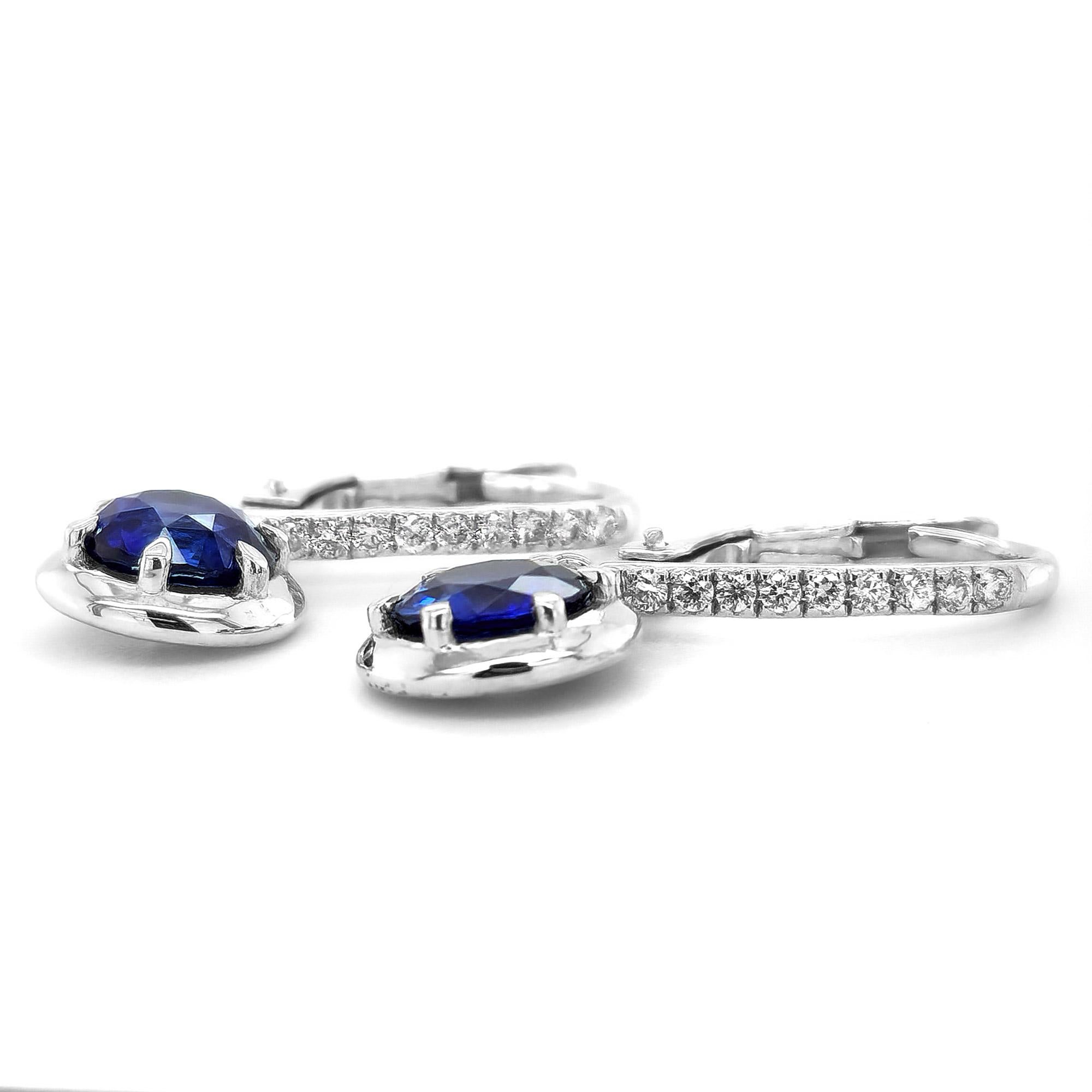 Natürliche blaue Saphire 2,60 Karat in 14K Weißgold Ohrringe mit Diamanten gefasst im Angebot 1
