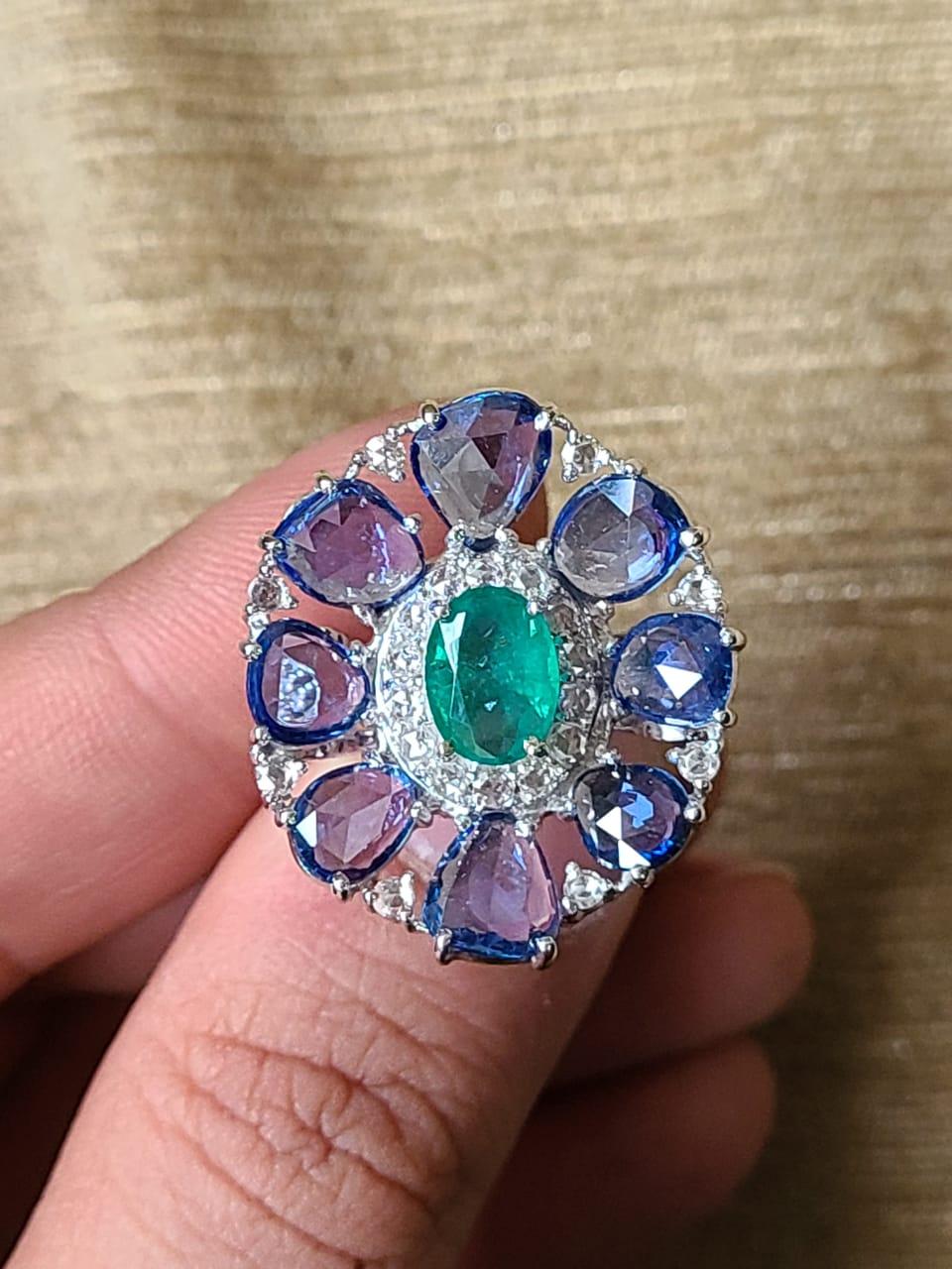 Natural Blue Sapphires, Emerald & Diamonds Cocktail Ring Set in 18K White Gold In New Condition In Hong Kong, HK